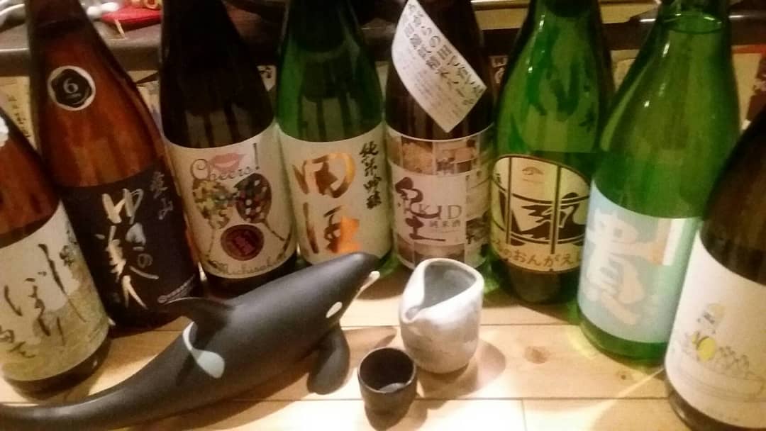 日本酒入荷しました！
今回もまた色々と取り揃えておりますのでよろしければぜひお店に足を運んでもらえると嬉しいです！

燗酒がおいしい季節になってますのでぜひぜひぬる燗とお刺身召し上がっていってください