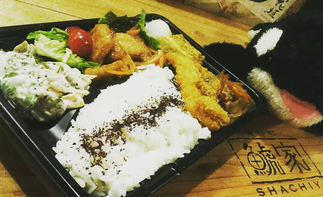 鯱家お弁当始めます！
そして平行して
昼飲み始めます！！ 『お弁当』23日より
当日夕方4時(16時)までに
ご注文お願い致します。
…『鯱家の幕の内弁当』700円
ご予約分のみ作りますので
ご連絡お待ちしております。

17時～受け渡し開始、
19時までの受け取りと
なりますm(_ _)m
※数量限定となります。 『昼飲み』23日
昼間２時(14時)より
開始致します！
営業時間は時間短縮要請が
でておりますので
20時までとさせて頂きます。
・
・