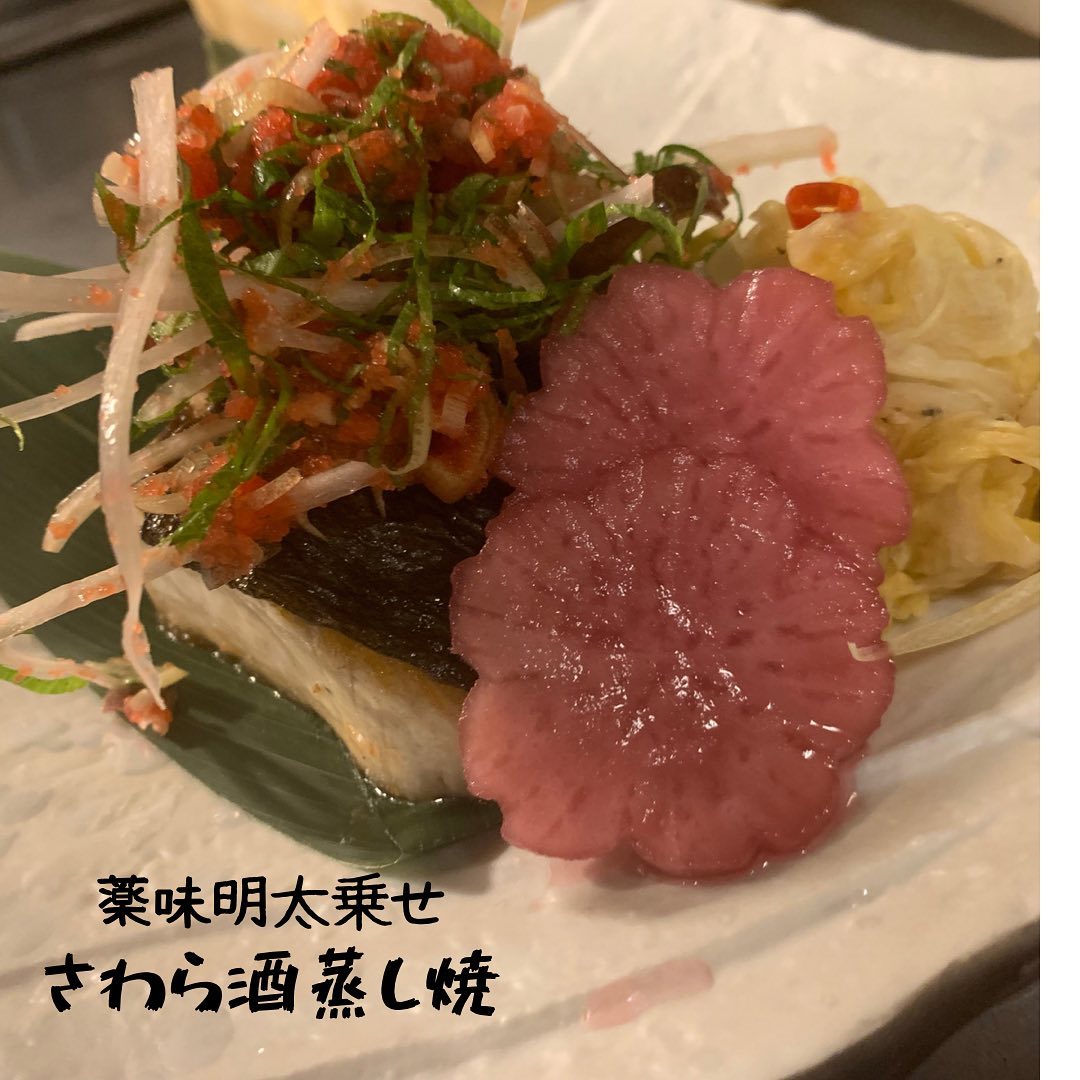 小田原からとどいた新鮮なさわら蒸しちゃいましたよ。やっぱうちは魚を扱うお店なのでお刺身以外でも美味しい魚を準備してますので食べてみてください。
今週はタコの炊き込みご飯やってます️