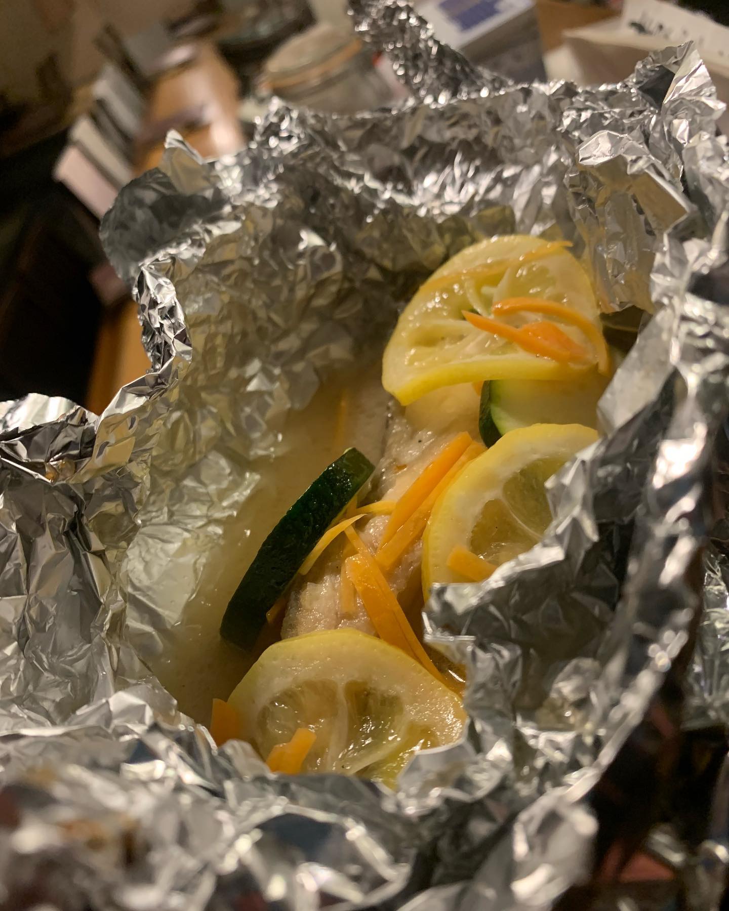 夏の野菜が美味しくなってきまた
ズッキーニとレモンでさっぱり仕上げた鮭のホイル包み焼きレモンの酸っぱさで鮭が際立つ🍋