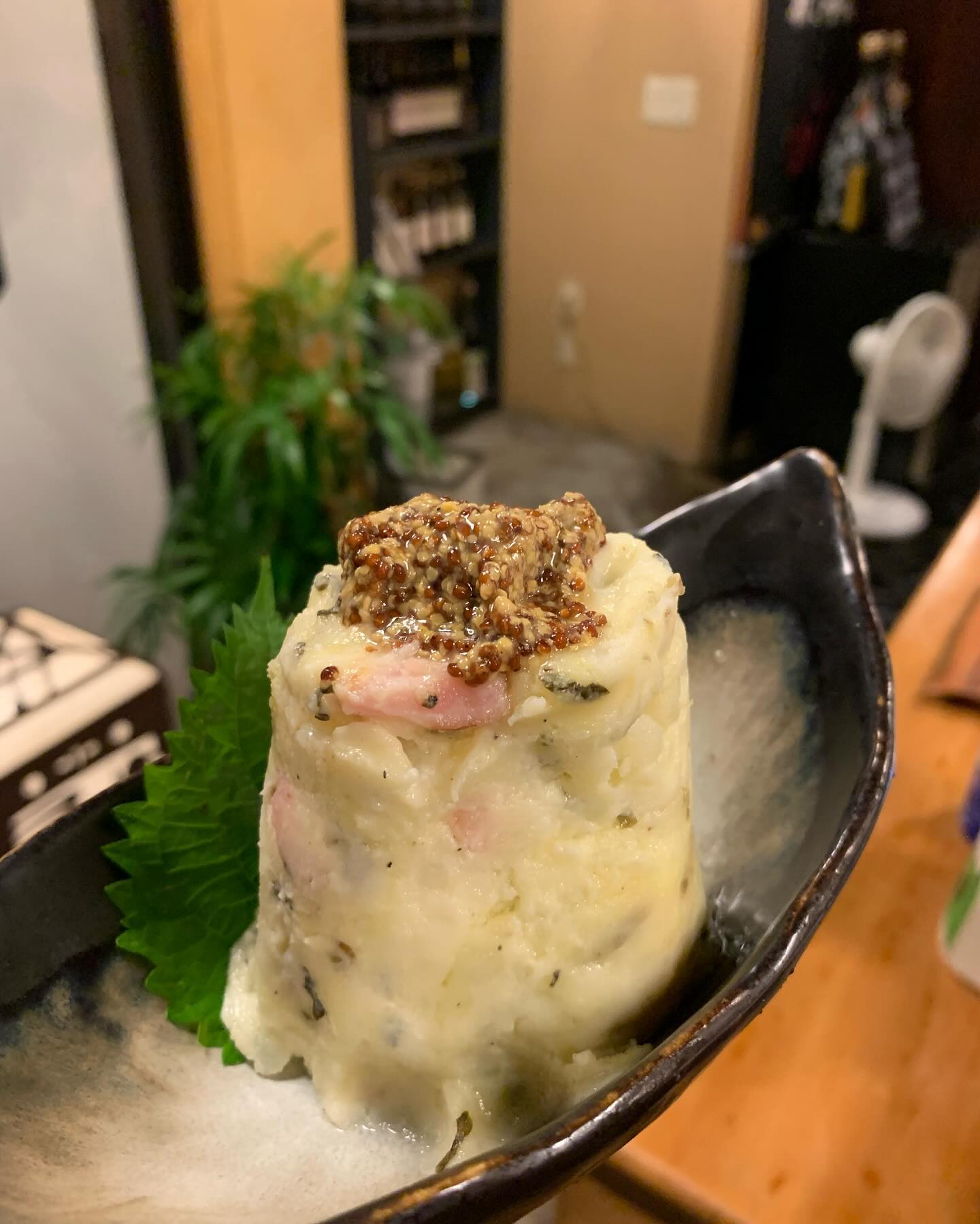 直立なポテトサラダ🥗
中に半熟の味玉が入っているのでぜひそれをつぶしながら混ぜて食べてみてください。
 # #