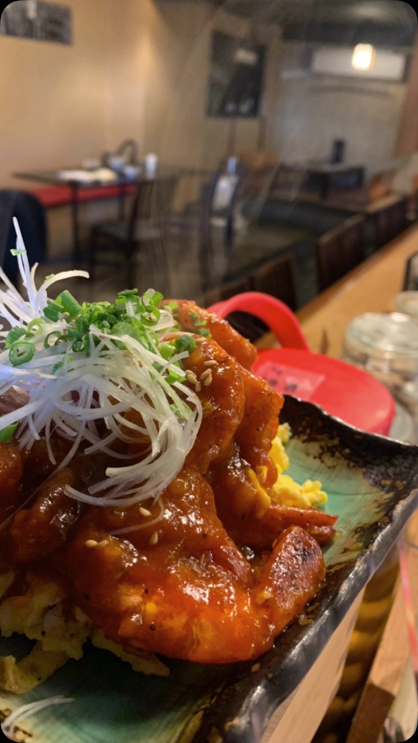 鯱家風おつまみエビチリ🦐
ピリ辛な味わいにエビのプリット感まぁお酒に合うの当たり前ですよね🙂
夜は冷え込みますが熱燗など体を温めるお酒も色々とありますのでぜひご賞味あれ
 #  #🦐 #