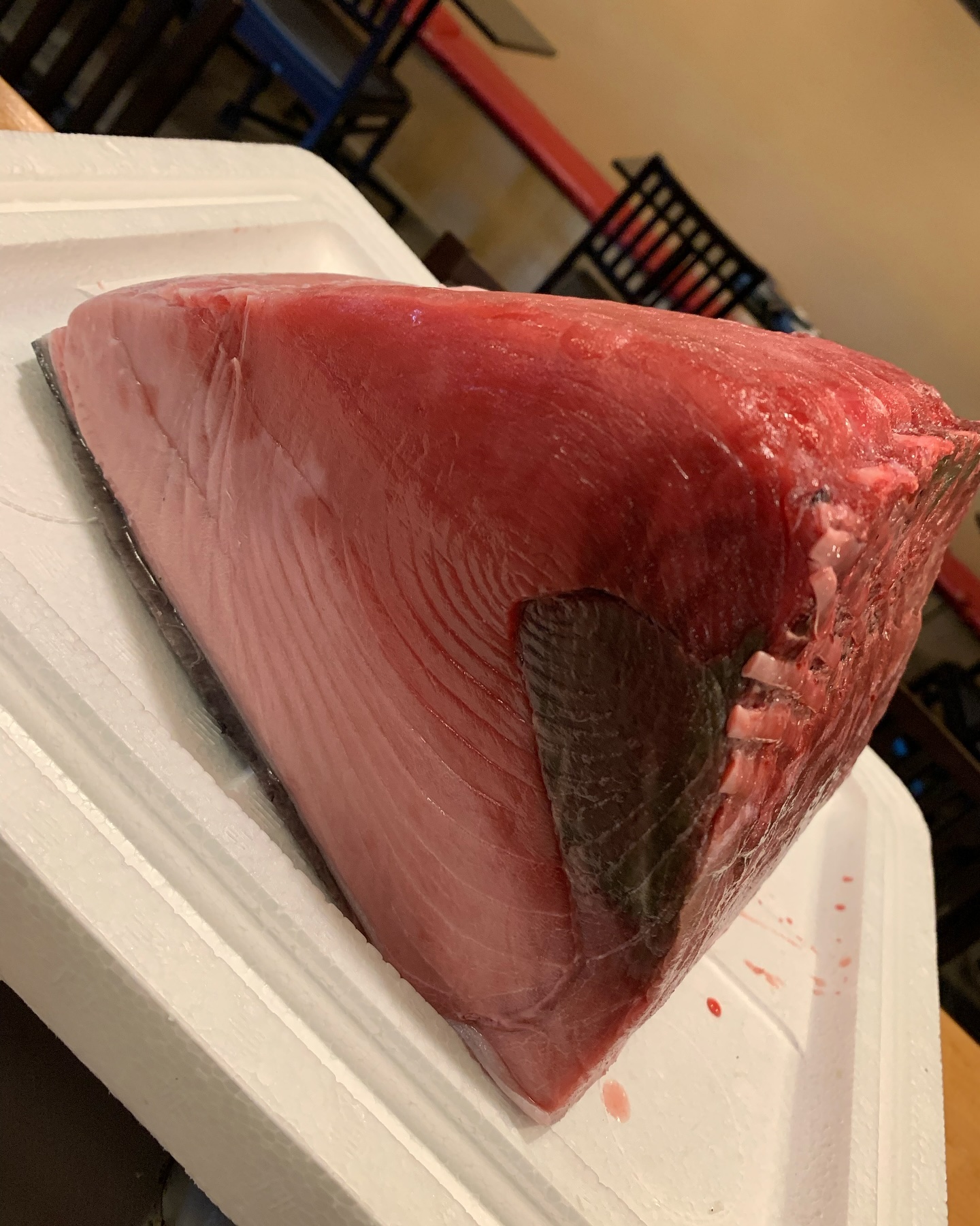 今年ももう終わり最後にうちのマグロいかがでしょうか？
今日届いた新鮮な生マグロ、一緒に串も打ったのでマグロ祭りで
 #