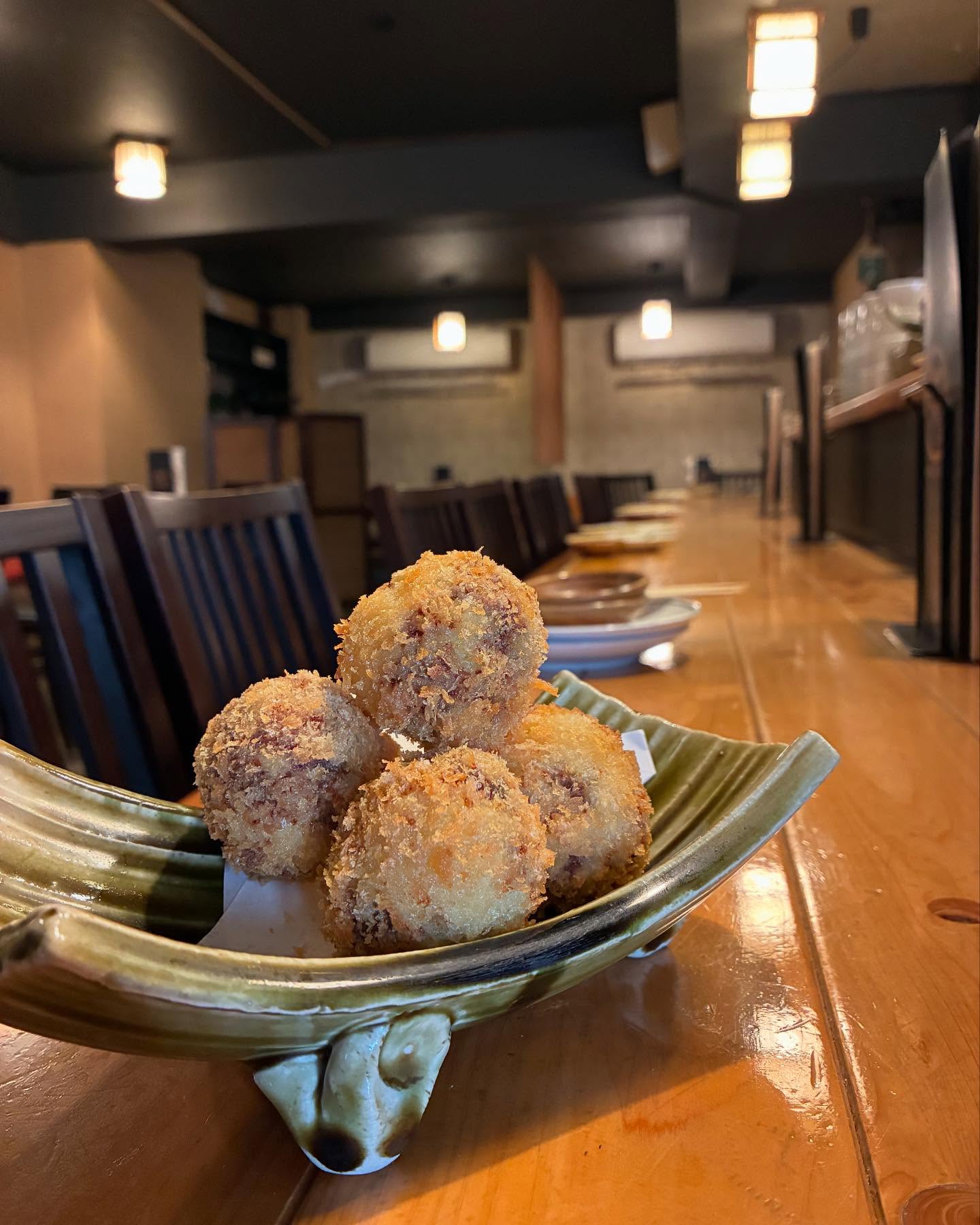 初夏が旬の枝豆️
普通に塩で食べるもいいですが、ひと工夫。
メンチに混ぜこみ1口サイズに
メンチの肉肉しさに、枝豆の香りがこれが美味い。
初夏を感じるこの1品ぜひご賞味あれ