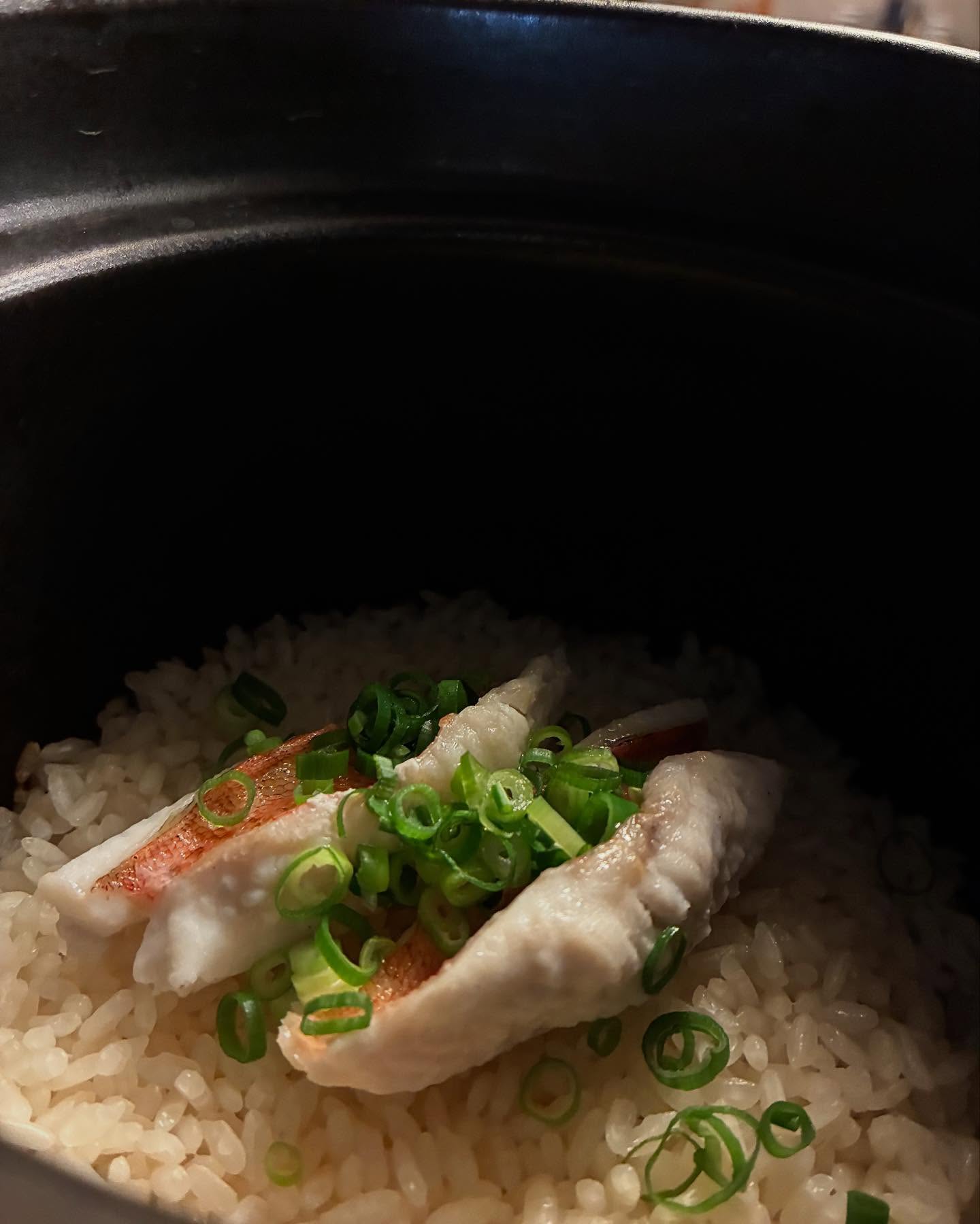 可愛い絶品
のどぐろの炊き込みご飯出来ました️
煮付けだったり、刺身にしても美味しいお魚ですが今回は炊き込みご飯でやらせていただきます️
ハマグリ酒蒸しと炊き込みご飯、日本酒で今晩の内容確定ですね️
 #