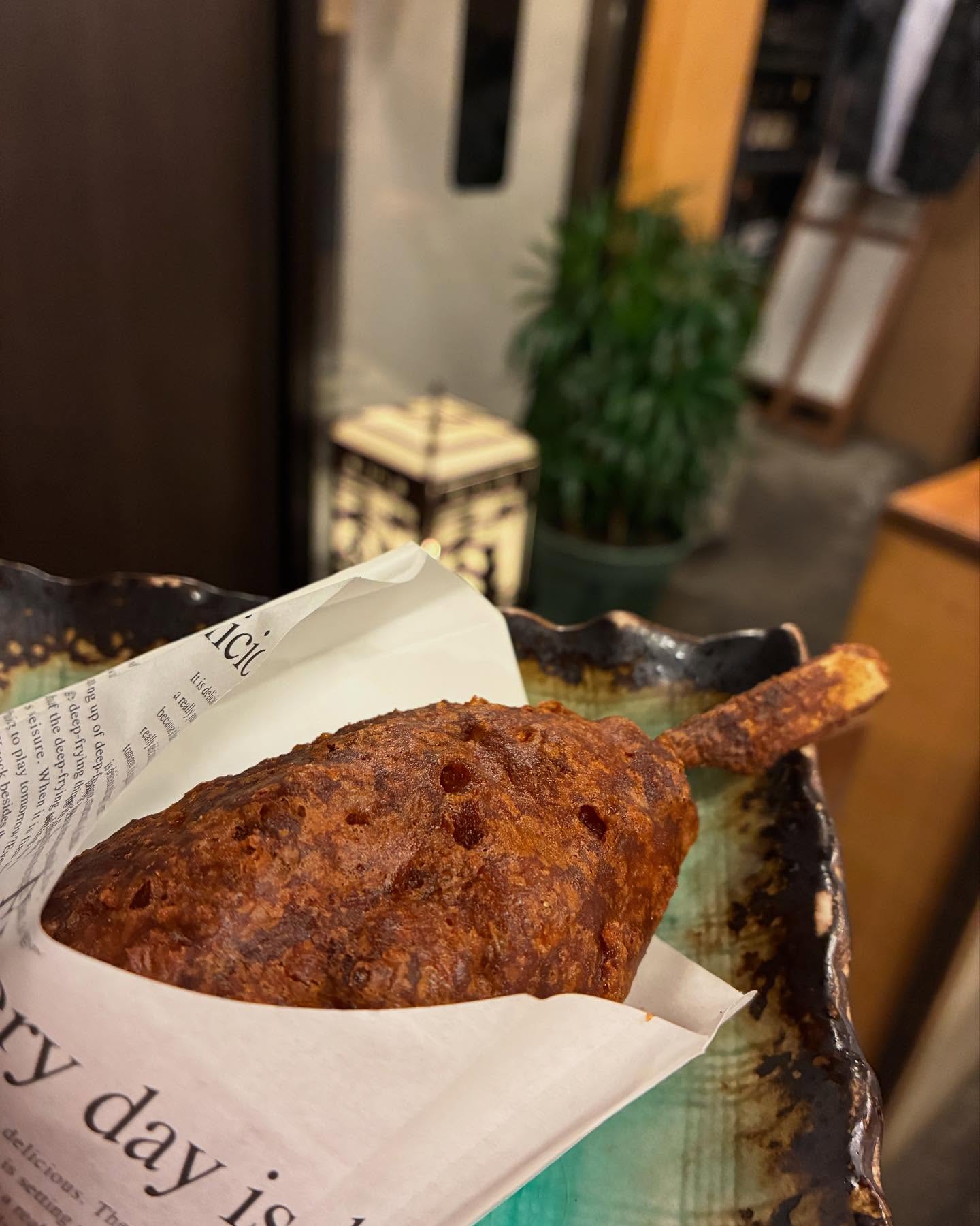 自家製アメリカンドック️
エビを荒くすり潰してタネに変化️
エビの風味たっぷりに衣のサクサクビールに、ハイボールがよく進みます*゜
ゴールデンウィーク今日まで営業となりますので是非ともどぞ
 #🦐