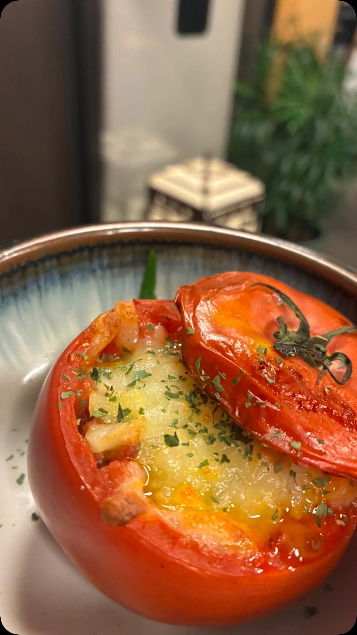 肉詰めトマト️
ピザの具材を全てトマトに詰め込みました。
トマトとチーズ美味しくないわけが無い
一人一つずつ食べてみてください
 # #