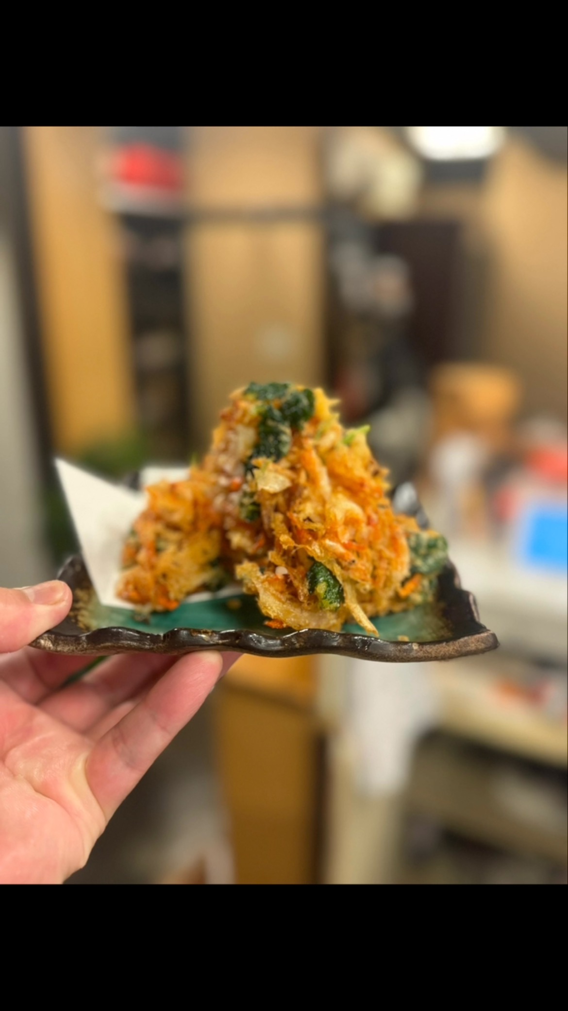 お魚を仕入れている小田原から桜エビ届きました️
刺身で食べるもいいんですが香りを強く感じられるかき揚げかき揚げのサクサク感に桜エビの香りぜひ楽しみながら日本酒をあてに召し上がってください