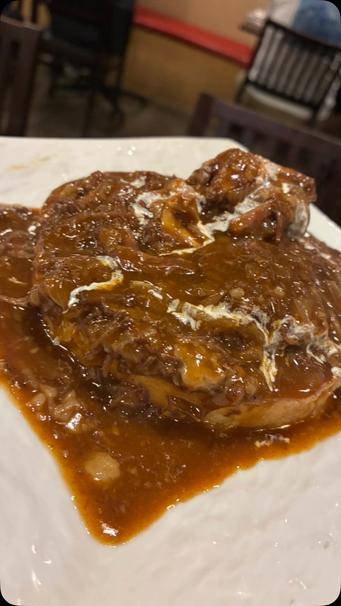 ちょっとおしゃれなこの1品
牛バラ赤ワイン煮込み
お肉がホロホロになるまで煮込まれソースの味まで完璧
下にオリジナルのフレンチトーストがあるのでぜひそれと一緒に食べて見てください