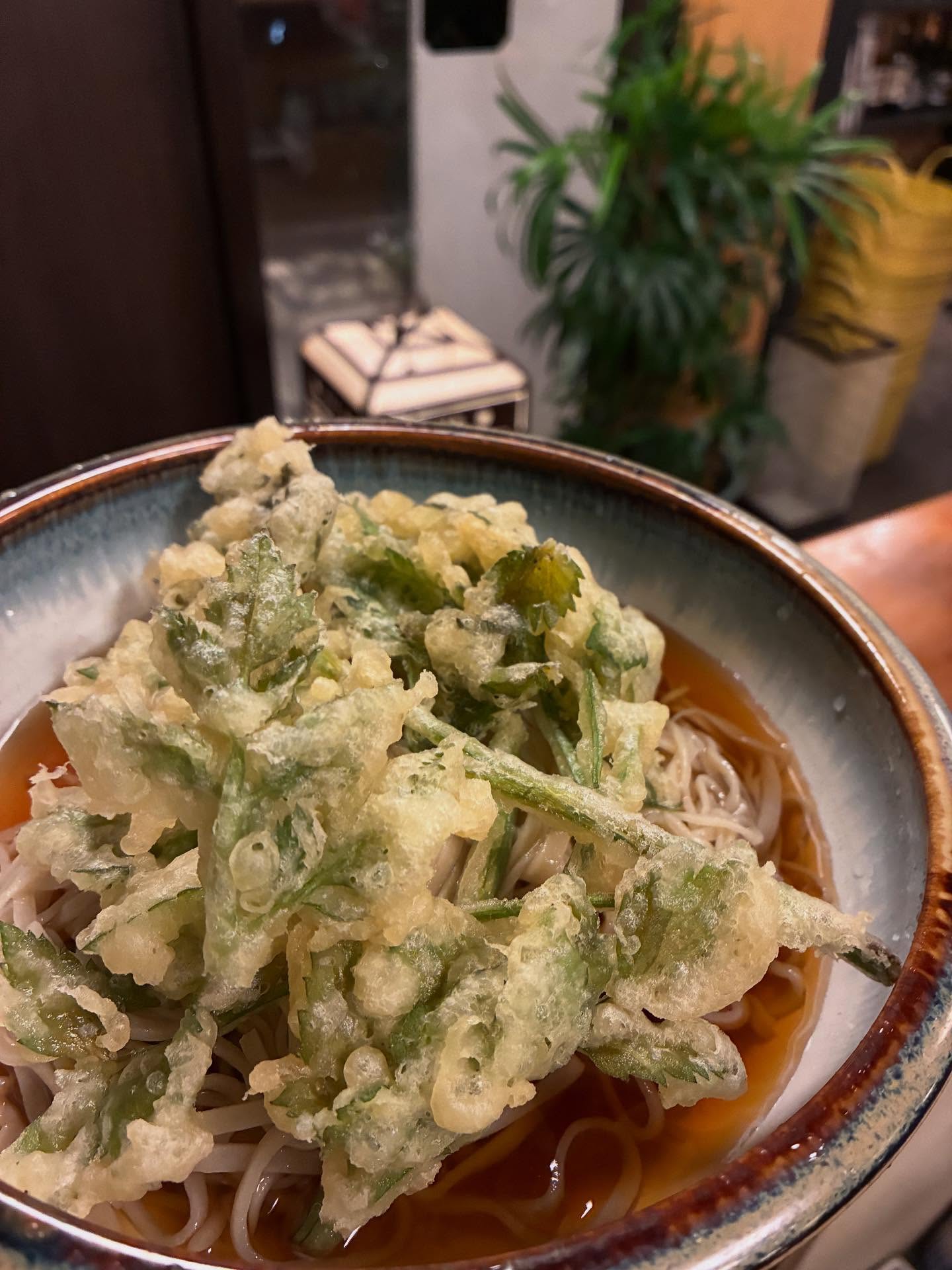 今日は湿度が低くてジメッとしてなくて良い！
でも暑いなので冷たいぶっかけ天ぷらそば
香りのいいせりを天ぷらにしましたのでぜひ手打ちそばと一緒にどうぞ🏻