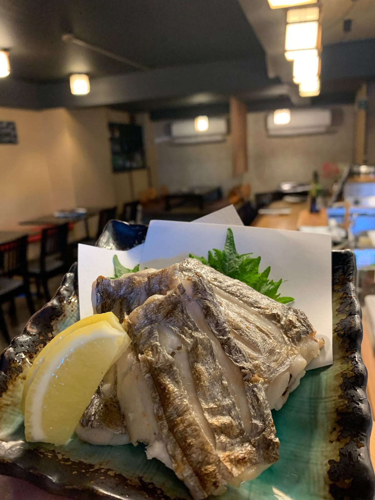 昨日の天ぷらに引き続き太刀魚の白焼きなんていかがですか？
太刀魚身がふわふわでそれが美味い🤤ちょこっとレモンをかけるだけでさっぱりとした一品に早変わり🍋
ビールが進む味をしてるので是非お試しを