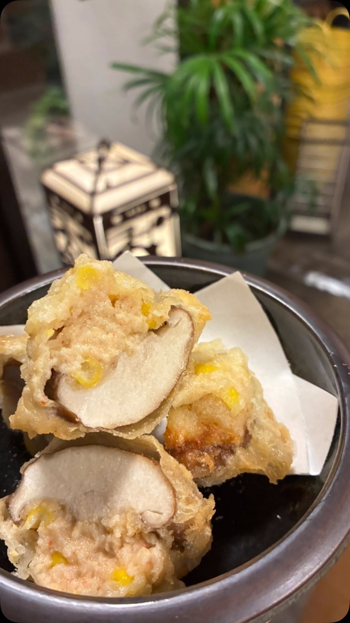 雷ゴロゴロ鳴り始めましたね️
この夕立感夏って感じですね
椎茸に蟹の練り物を詰め込みました！
カニとしいたけの揚げしんじょう塩でぜひ食べて見てください
        #🦀