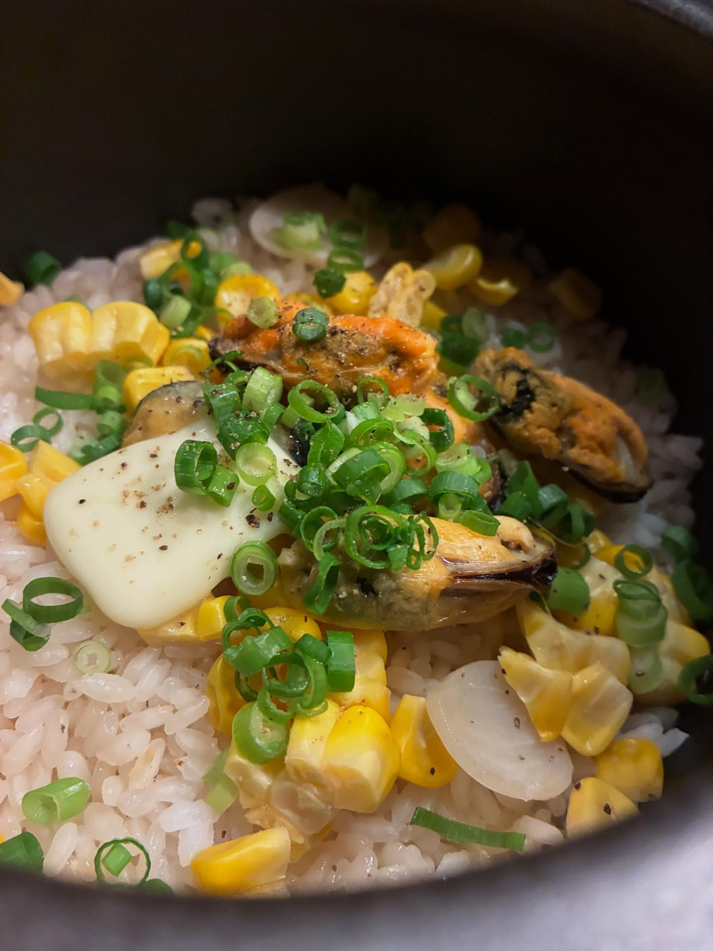 ムール貝を使った炊き込みご飯
ムール貝と言ったらパエリアとかに使われてるイメージあると思いますが鯱家では炊き込みご飯にしちゃいます️
さらにバターにガーリック、ブラックペッパーで味をしめて完成
贅沢な1品ぜひどうぞ