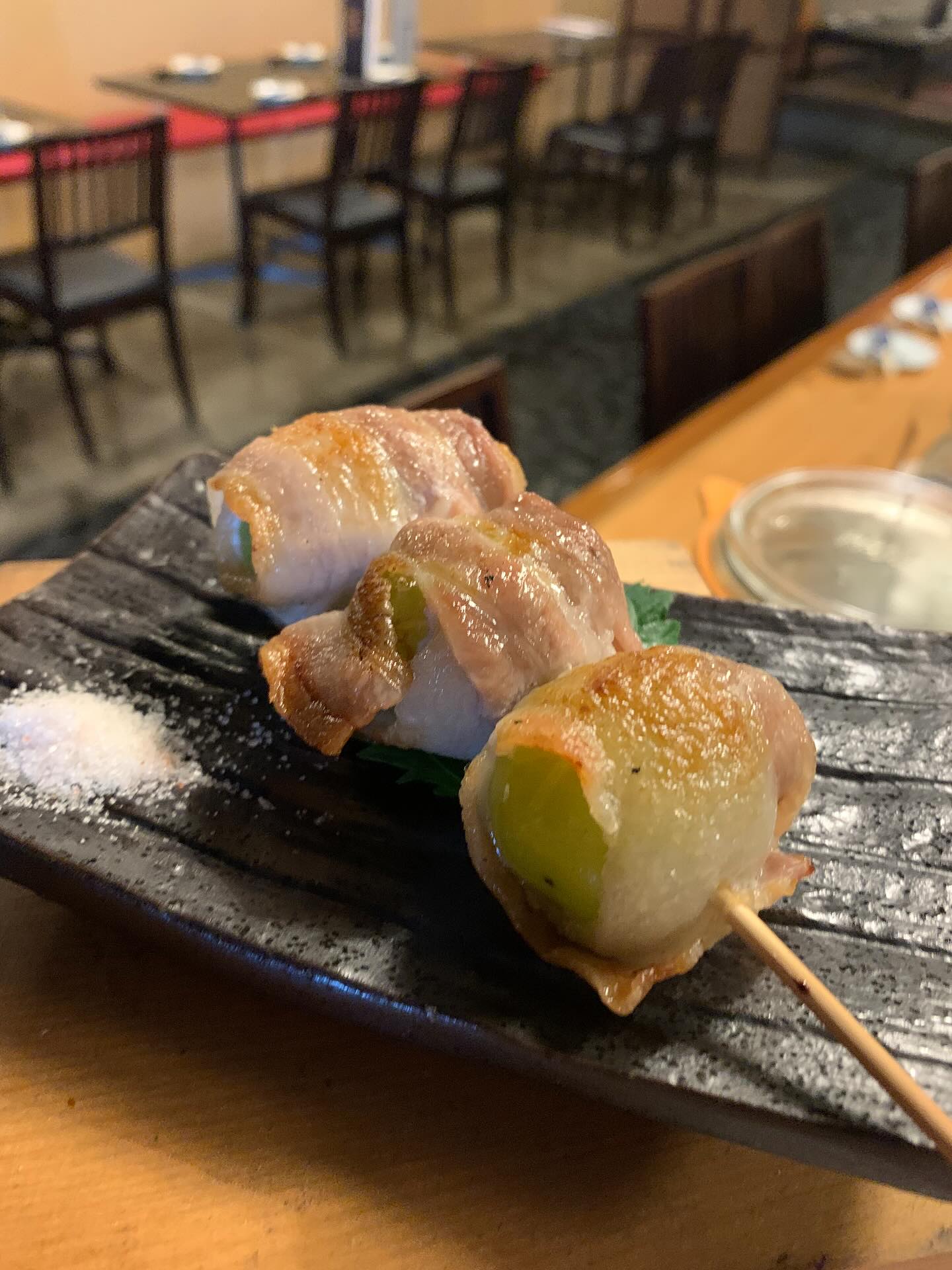 今年もこの時期肉巻きマスカットが出てきました
もう鯱家では定番になりつつあるこの1品
マスカットの甘さに肉の脂さ最後に仕上げの塩この3つのマッチングいいですよ
是非あるうちにいらしてください