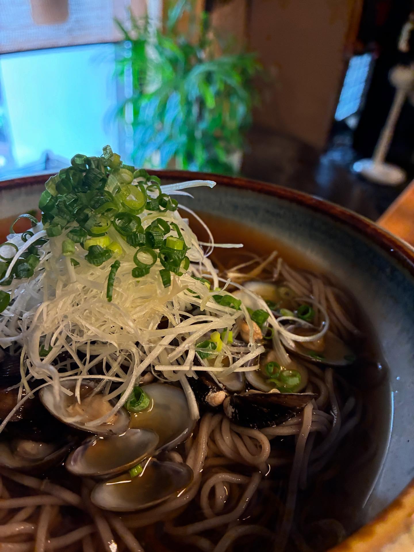 本日の手打ちそばはしじみです！
お酒の後に食べるしじみこれさえあれば次の日のこと気にせず飲み明かせますね️️
しじみの出汁が効いてて麺との相性良し️
最後の〆にぜひ食べてみてください