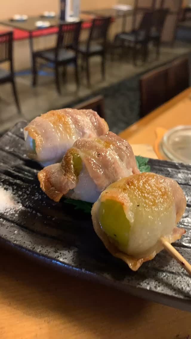 本格的にこの時期がやって来ました！
鯱家名物肉巻きマスカット
日を入れることによりマスカットがより甘く、塩味の聞いた豚肉との相性最高🐖＋＝
この時期にしかできないこの逸品やってるうちにぜひどうぞ飛びますよ