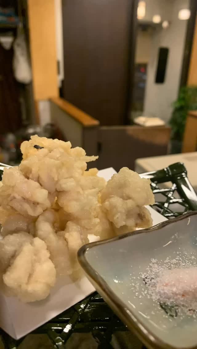 もう暦上だと秋がやってきますね暑いですど…
そんな秋の食材鮭の白子が入荷しました️
普通の白子の天ぷらもいいですがバター醤油で1杯お酒と合わせるのもよし️
今週まだ空きがありますのでぜひお待ちしております