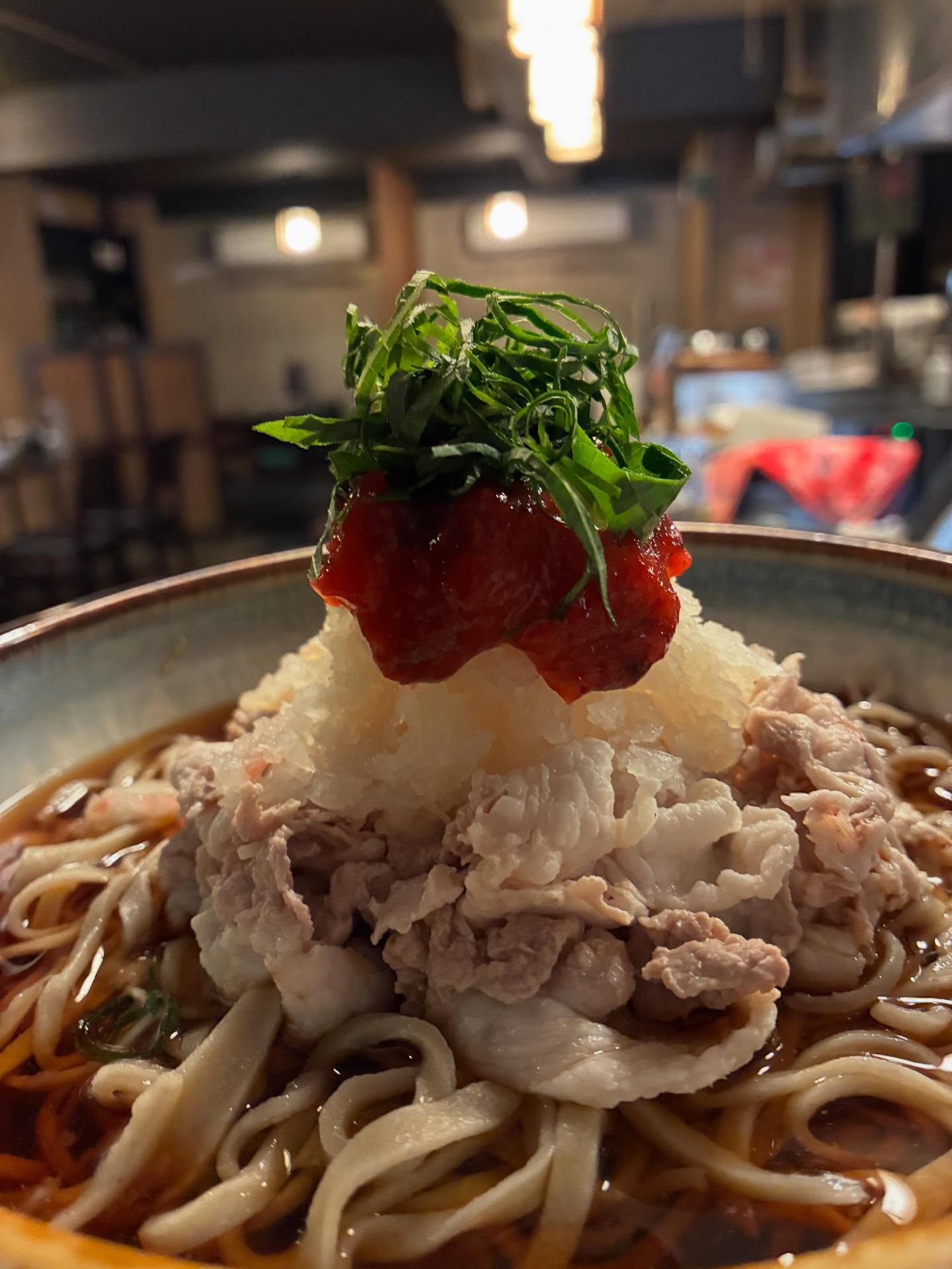 今日はいつもよりより暑いだからこそこれ️
豚しゃぶと梅おろしぶっかけ蕎麦
さっぱりな味わいなので締めでもペロッと食べられちゃうんですよねこれが
ぜひ締めに召し上がってみてください