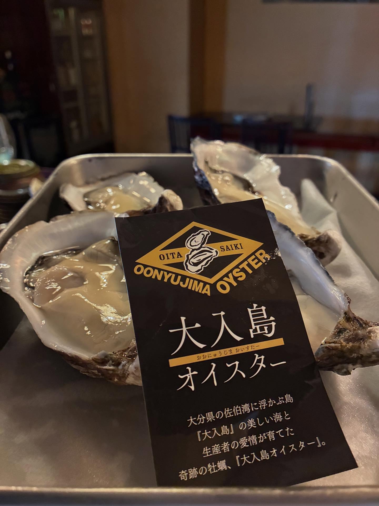 大分県から生牡蠣が届きました️
山水が流れ込む栄養豊富な大入島の海で、シングルシード方式のバスケット養殖を行っています。
自然界にあるプランクトンを食べて育った牡蠣は、クセや臭みがなく、ジューシーで繊細な旨みが味わえます。
ただわかずに限りがあり、上限が決まっているので早めにお待ちしてますm(_ _)m
     #🦪