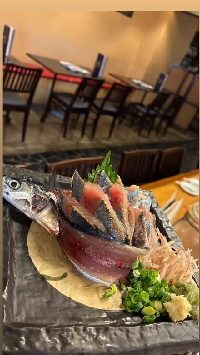 本日新物の秋刀魚入荷しました️
身がでかく僕の指三本よりも太いこの秋刀魚️
脂がよくのっていて、塩焼きとして食べるのは絶品間違えないですが秋刀魚の刺身なかなか食べられるものじゃないので刺身でも食べてみてください