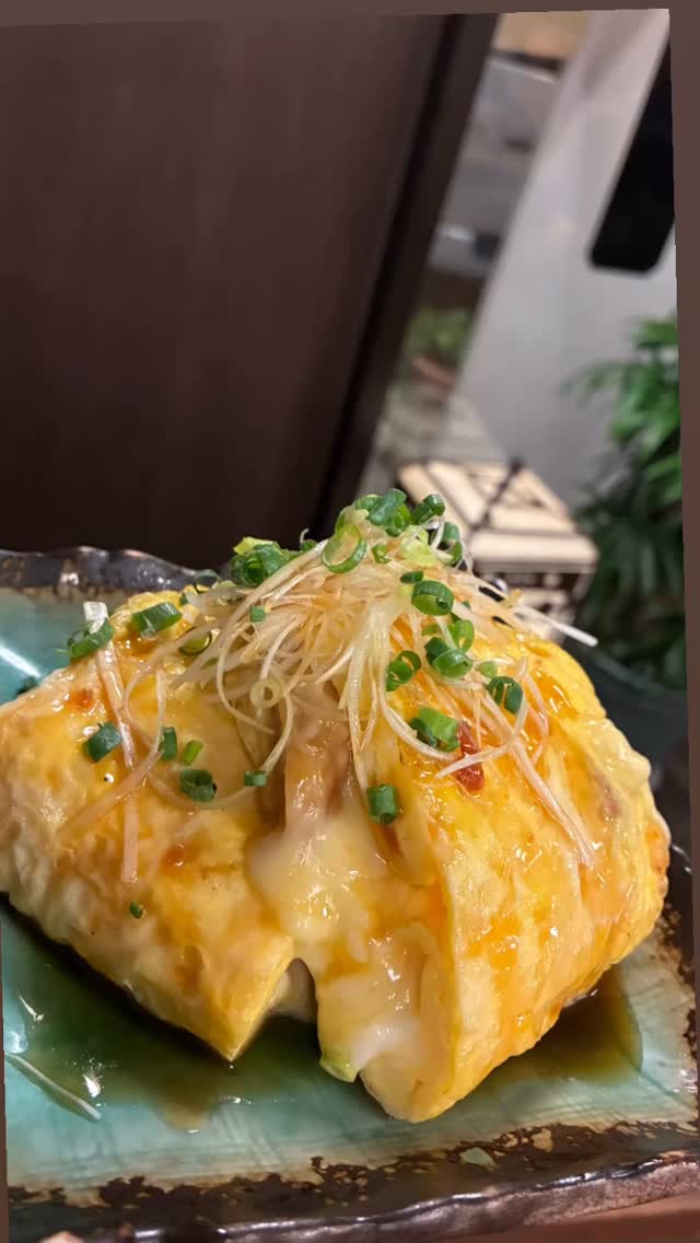 名前だけだと親子巻き
鶏の照焼きとチーズを中に入れ玉子で巻きました🥚
中からチーズがトロッと出てきて鶏の照焼きとの相性抜群で、いいおつまみが出来ました️
是非お試しあれ