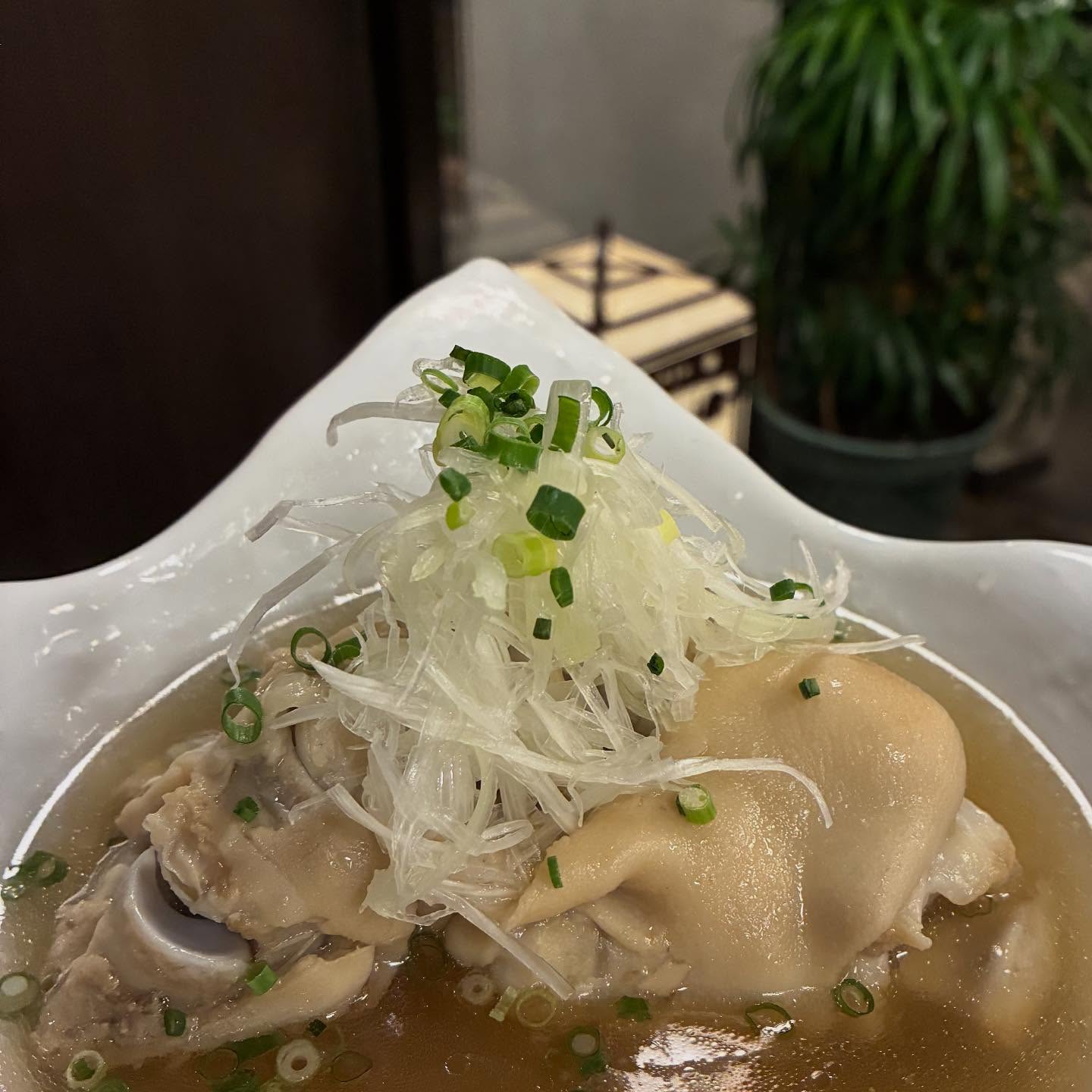 急激に冷えてきたココ最近にピッタリな1品
豚足コトコト煮
豚足ってちょっと食べずらいイメージがありますがこのコトコト煮はそんなことありません️
橋をあてると簡単にほぐれるそこまで行くまでコトコト煮て柔らかく仕上げましたので肌寒くなってきたこの頃ぜひこれを食べて飲んで芯からあったまってみてください️