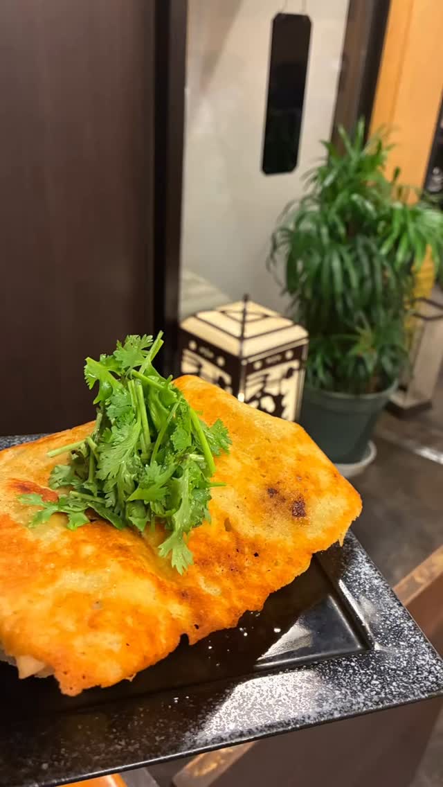 パクチー好きには堪らない
パクチーチーズ餃子
チーズをカリカリに焼き上げそれを皮にした餃子
中のタネにはパクチーを踏んだに入れ味付けをしたこの餃子上にも追いパクチーで好きな人には堪らないこの逸品ぜひどうぞ