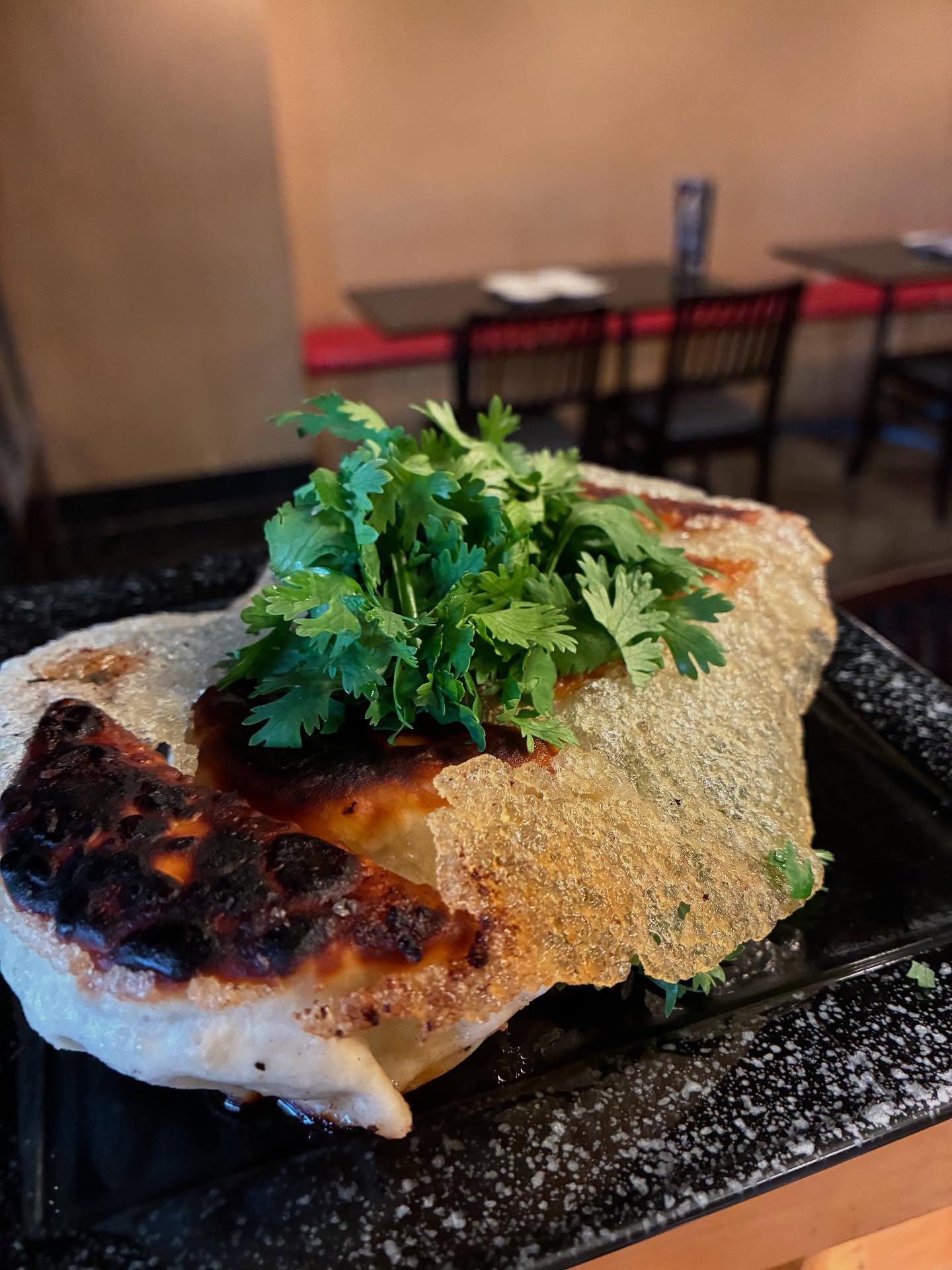酒あての鉄板の餃子作りました🥟
エスニック風の味付けでパクチーをふんだんに使ったパクチー餃子を作りました️
パクチー好きにはたまらない追いパクチーもできるこの逸品ぜひ食べてってください