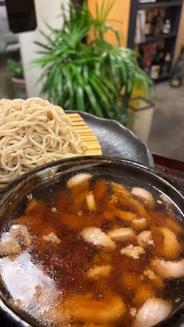 一気に気温が下がってきて肌寒くなった今日ぜひこれを食べてください
鯱家特性鴨せいろそば
そばの香りが強い麺も美味しいのは言うまでもないのですが特にここ鶏のだしが沢山染み出た鴨スープ
最高な1品に仕上がりましたので是非とも食べてみてください︎︎