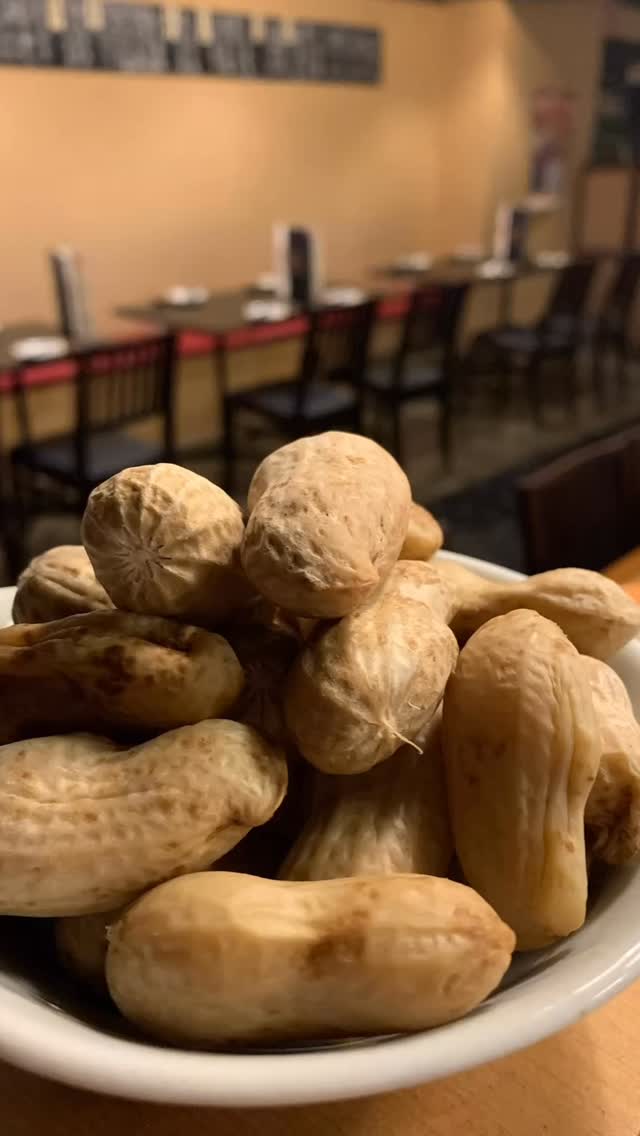 今年も地元の生落花生が来ました！
塩で茹でるだけで何故こんなにも美味しくなるのか
アツアツいいながら殻を向き食べてビールで流し込むあー最高
     #🥜