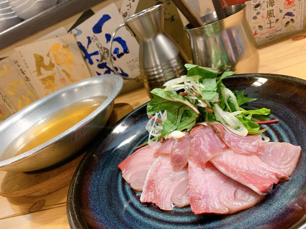 今年も来ました️
脂のノリノリの鰤来ました
毎年この時期になったらくるもうテッカテカのぶりそのままお刺身で食べてもいいですが軽く出汁に潜らせてしゃぶったブリもこれまた最高なおつまみに
夜だいぶ冷え込んで来たのでぜひ体が温まるスープ系のおすすめいかがでしょうか？