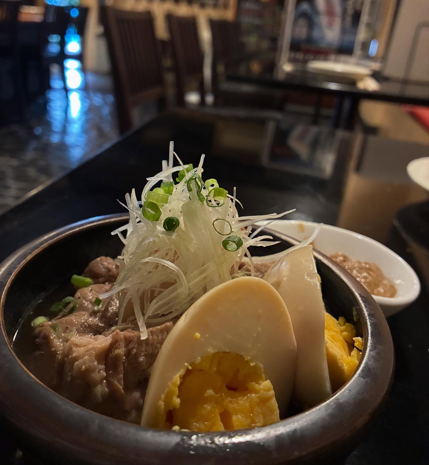 こだわりのビールで煮込んだ豚の角煮
あっさりとした味付けでスープまで美味しく、柔らかくホロホロに煮込まれてる豚肉これが日本酒や、ビールに合うんですよね
今日は大変冷えて来ているので暖まるにもどうぞ