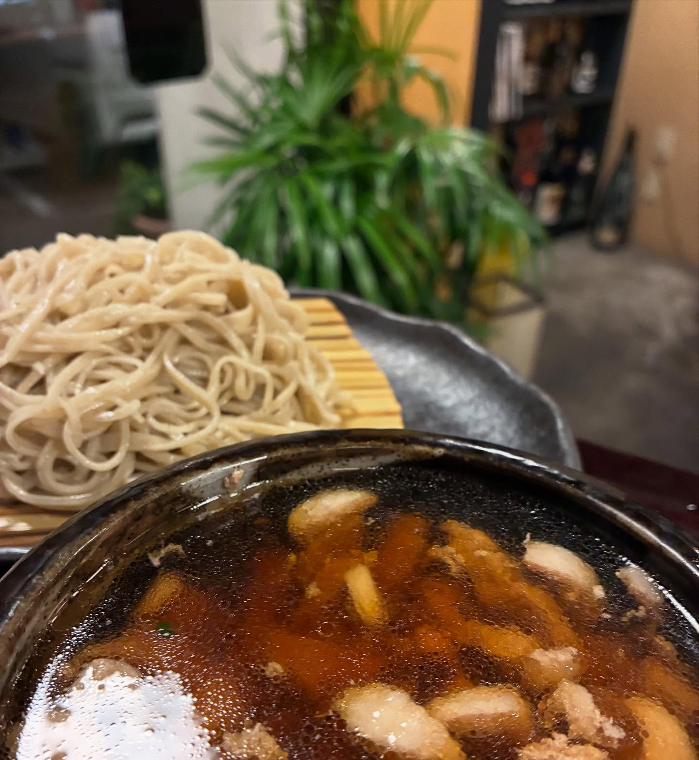 常に進化し続けるそば️
つゆに特にこだわりを持ち鶏ガラに鴨出汁とミックス出汁を使った特製出汁を手打ちのそばで絡めていかがでしょうか？