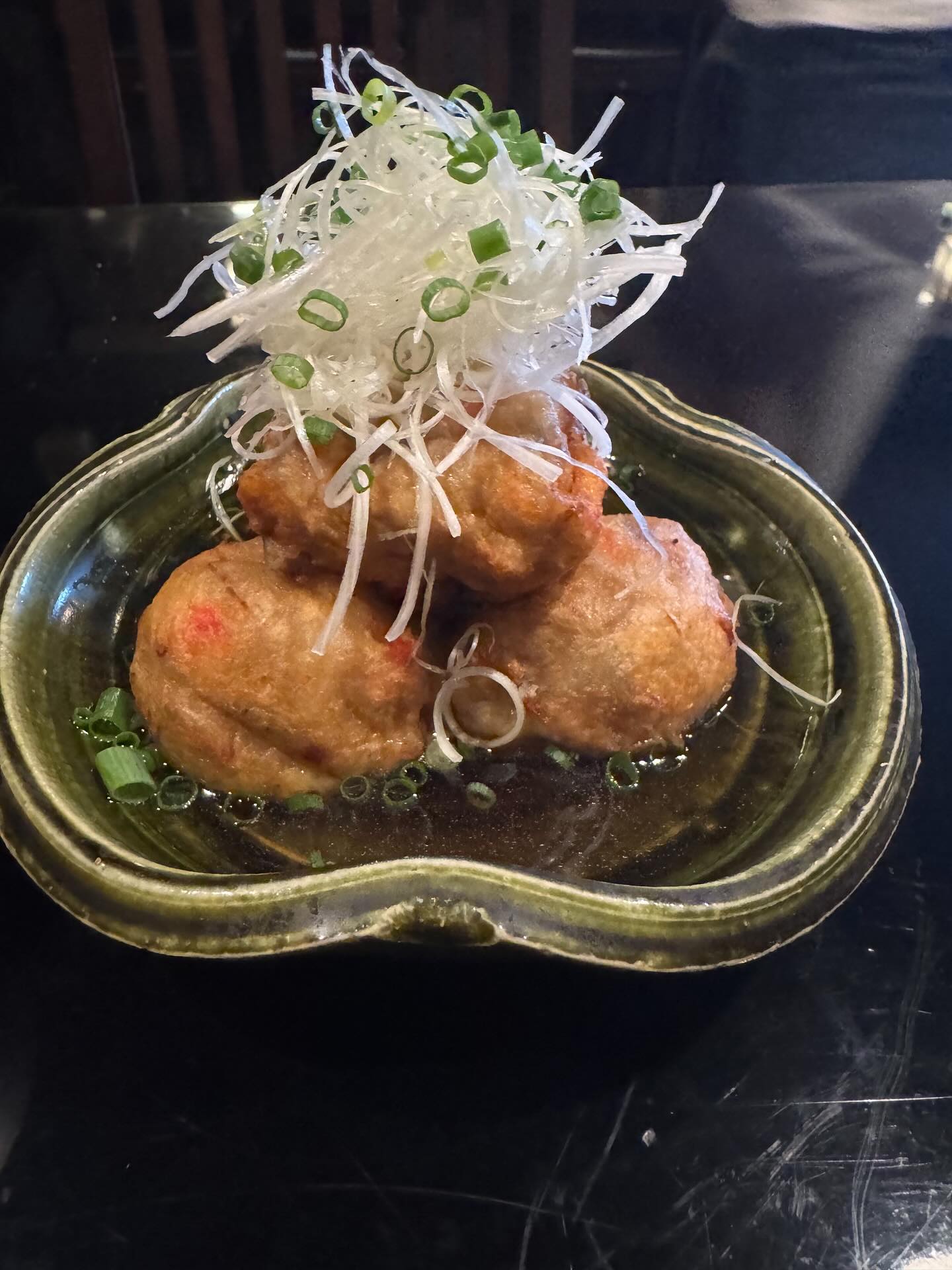 昨日に比べれば暖かくなりましたね
でもどこか肌寒いこの感じの時にぜひこれを(　˙▿˙　)
里芋とタコの明石焼き風
里芋を混ぜることによって中がトロっとしていて出汁に絡ませ食べると絶品に
写真は2人前サイズとなっていますのでご注文の際はお気をつけて(*´︶`*)ﾉ
       #