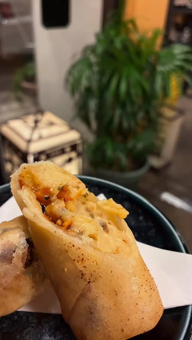 濃厚クリームの贅沢うなぎ春巻き
中のクリームが濃厚でうなぎのジューシーかんとタレとの相性抜群
1人1本サイズなので食べやすい