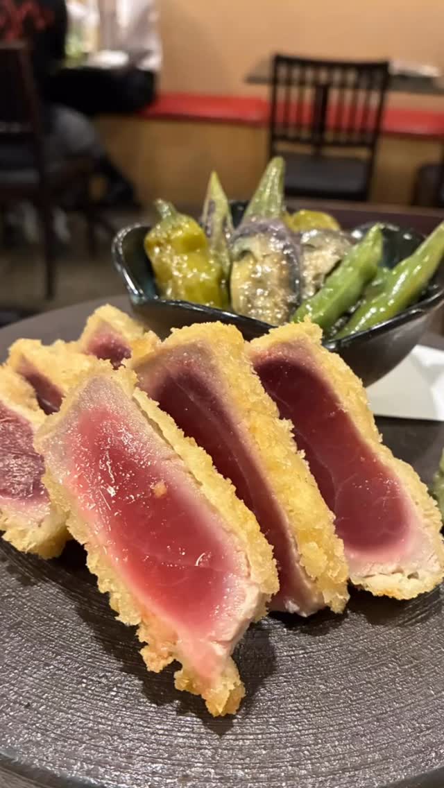 量に限りがあるこの商品、マグロレアカツ来ました️
刺身でも美味しく食べられるマグロを贅沢にレアカツに
中心は生で外はサクサクこれをあのマグロで
数に限りがありますのでお早めに
