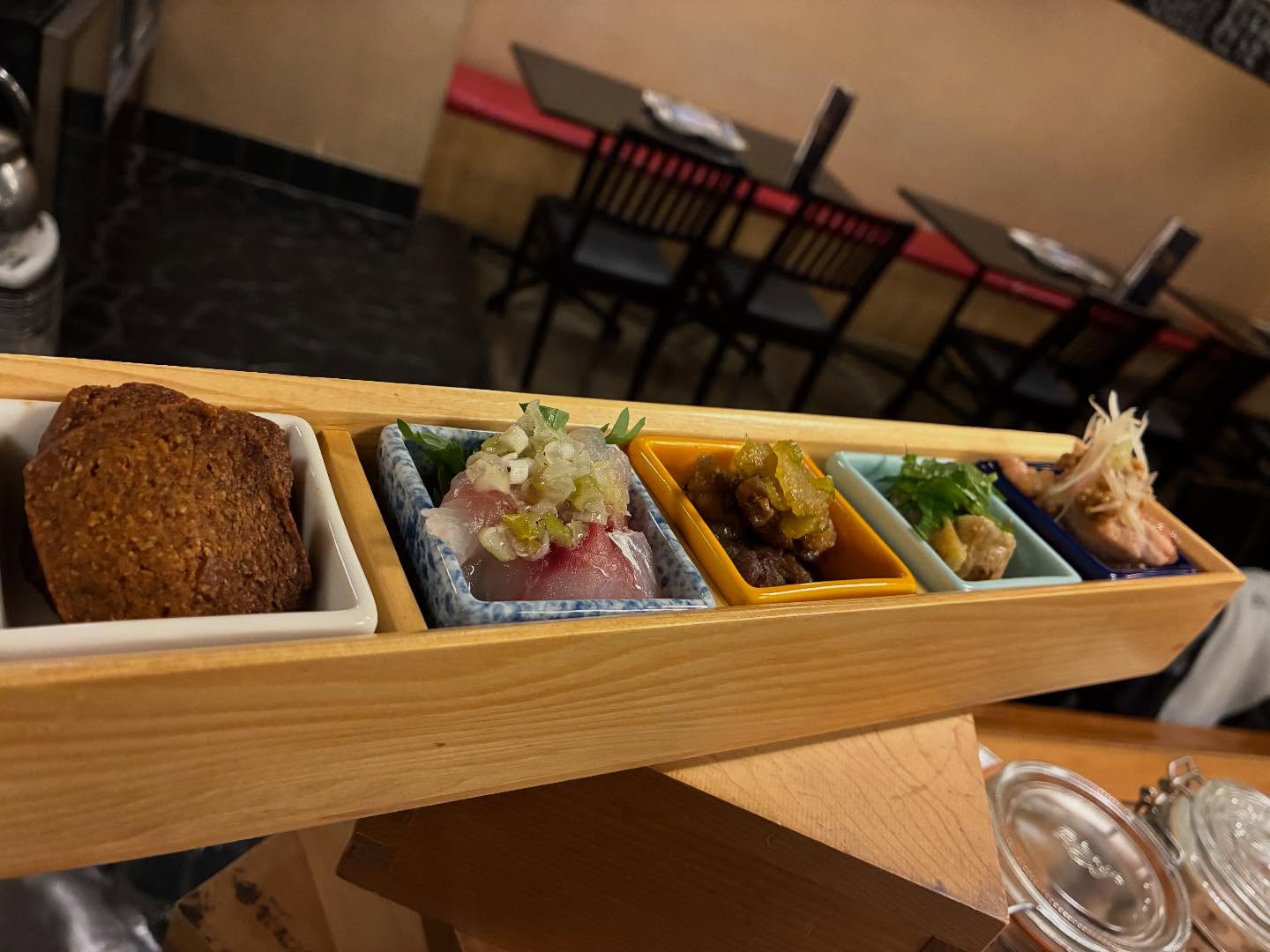 鯱家の新しい試み️
鯱家の前菜盛り5点
その日その日で内容が変わって行くのでぜひお楽しみにしながら食べに来てください
電話で予約も受付ていますのでぜひお試しあれ☏