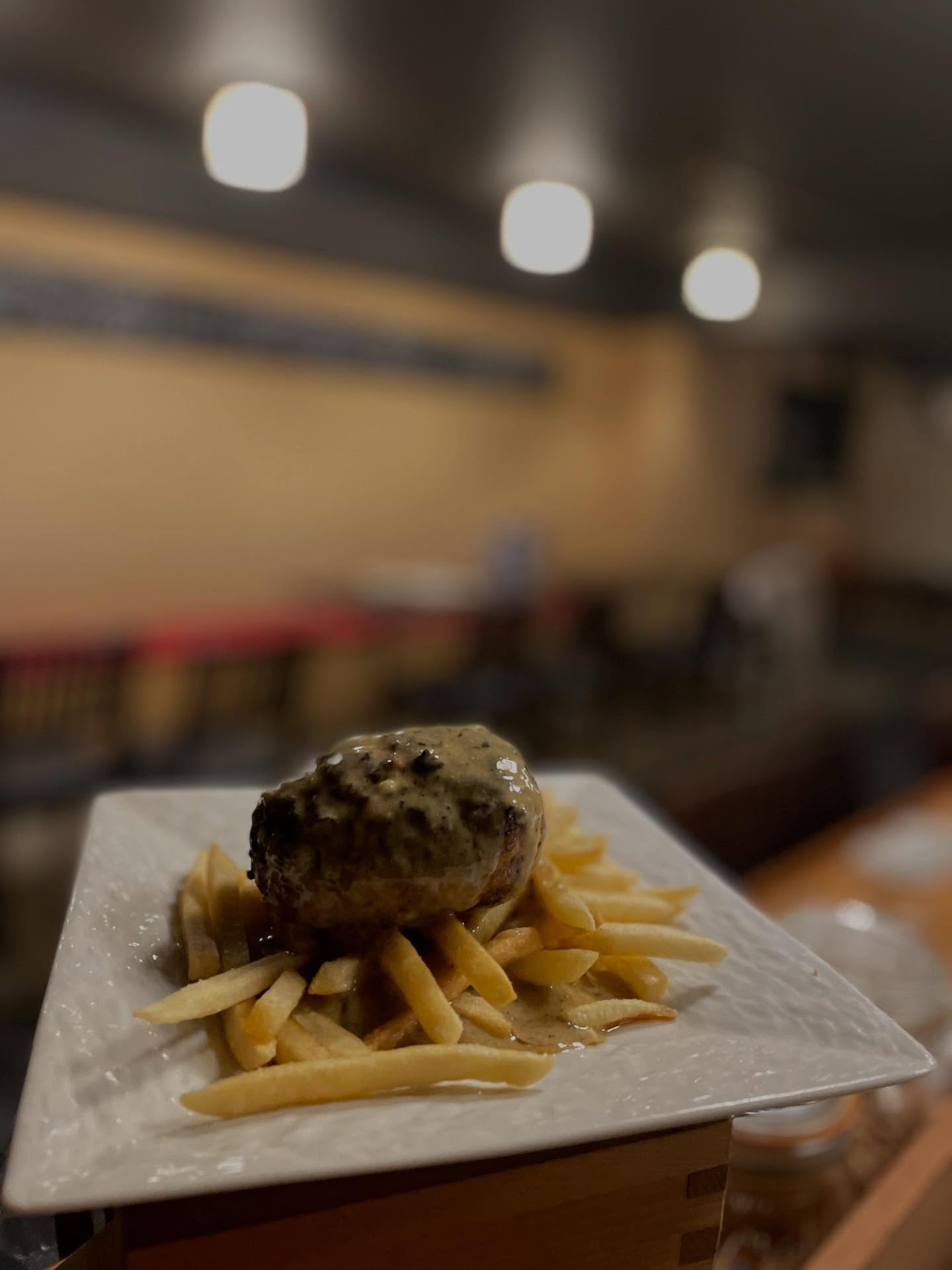 ブルーチーズをふんだんに使って作ったソースをかけたこの逸品 "ラム入りハンバーグ"
ハンバーグが美味しいのは言わずもがな。そこに香りの強いブルーチーズソースこの相性により200点満点に️
数量限定売りになっていますのでぜひ
      #🧀