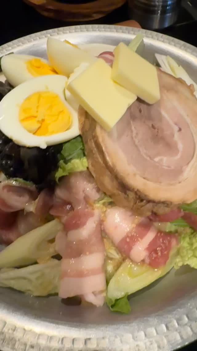 今年も残りわずかとなってきましたね。
忘年会シーズンということで宴会メニューのお鍋になります
特性の合わせ味噌に自家製のチャーシューさらに上乗せのバターこれはもう最強です
〆は麺でぜひ味噌バターラメーンをどうぞ
宴会コースまだまだご予約受け付けておりますのでぜひよろしくお願いします。
⁡