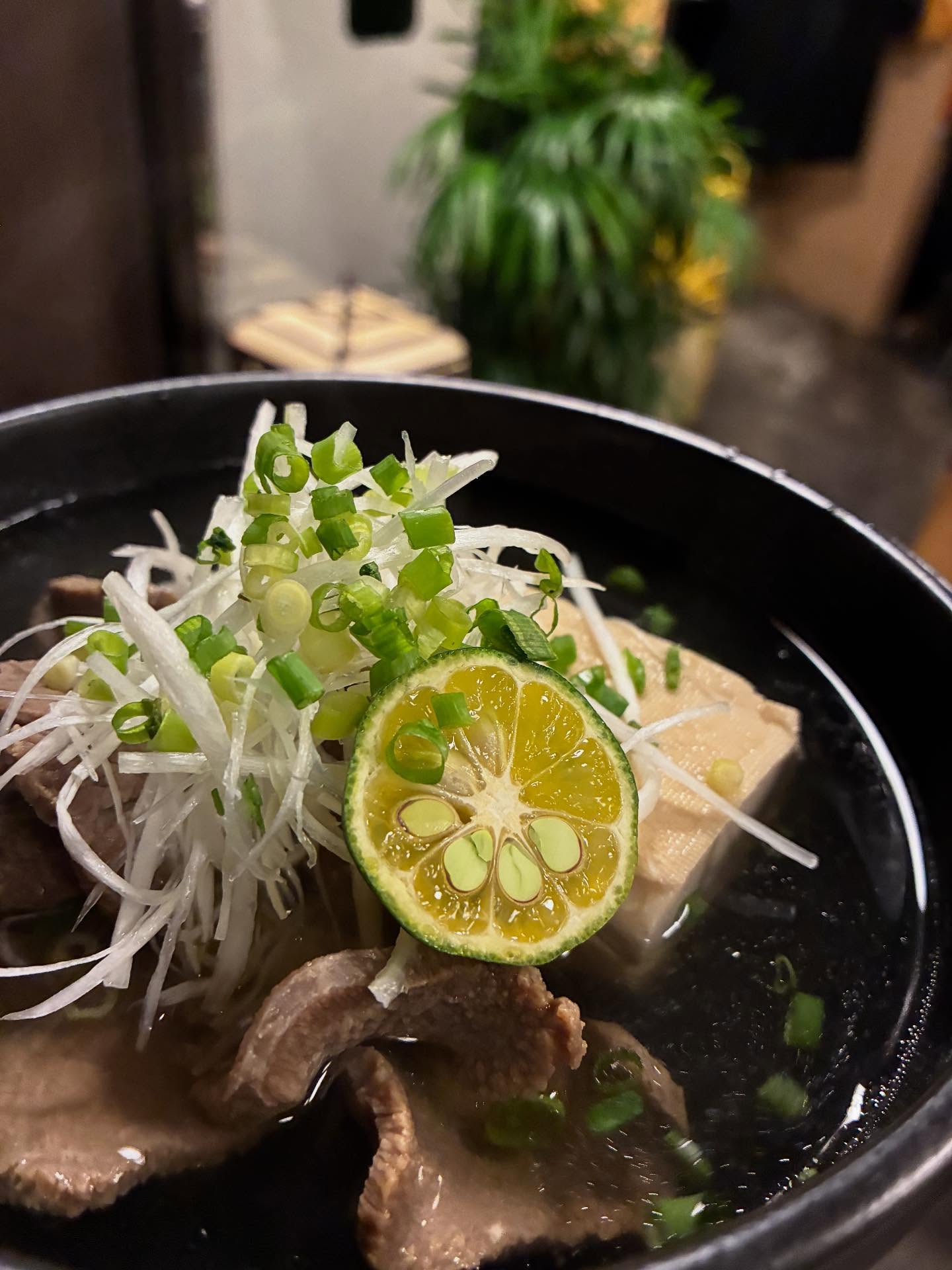 気温がどんどん下がって来て大変寒くなって来ました
それなのでこれ！牛タンコトコト煮️
タンが柔らかくなるまでコトコト煮てスープも塩ベースのシンプルの味わいにて仕上げました！
スープまでツマミになるのでぜひ熱燗と合わせて飲んで見てください