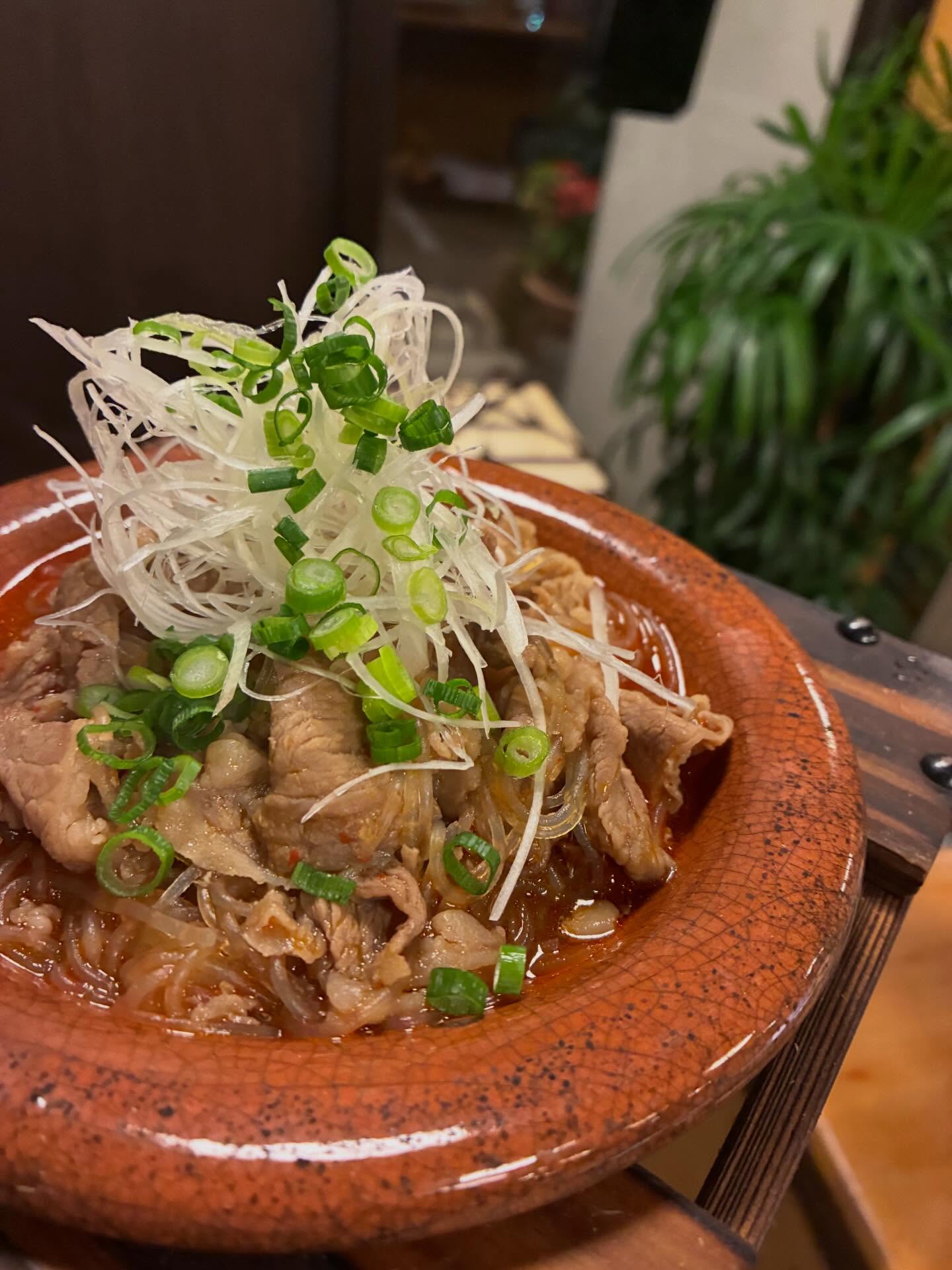 ピリ辛な醤油味で仕立てあげた
牛肉と春雨の豆板醤煮込み
ご飯が進みそうな味でお酒との相性最高
春雨とよく合わさって軽くツルッと食べれるこれはちょっとした摘みに最高です
