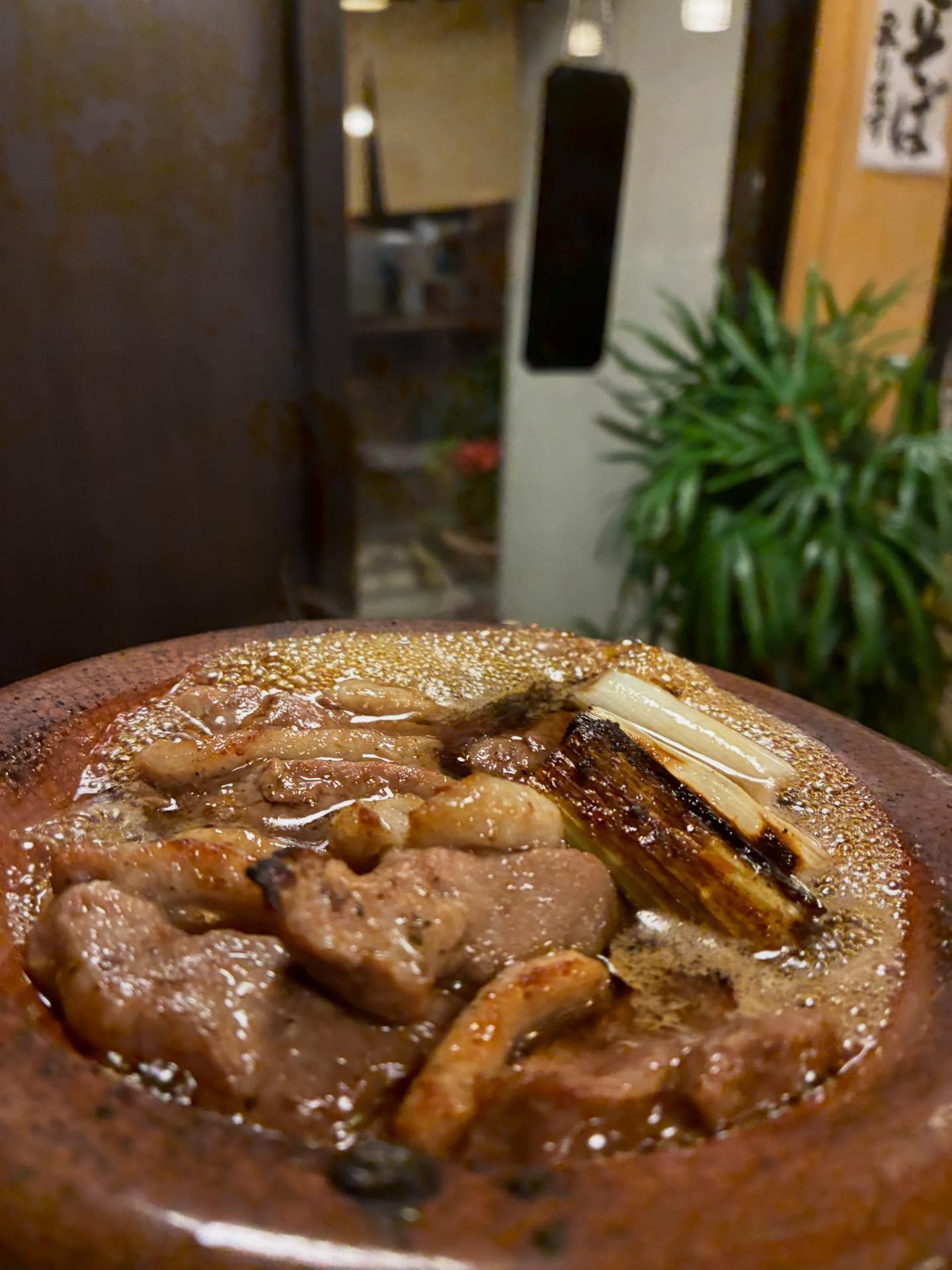 鴨を使ったメニューからイチオシ
鴨すき焼き
鴨のあの香りを強く感じれるのはもちろんかけてる出汁が熱々なので見ていて楽しく、食べて美味しく卵黄に絡めてより一層美味しくいただけますのでぜひご賞味ください