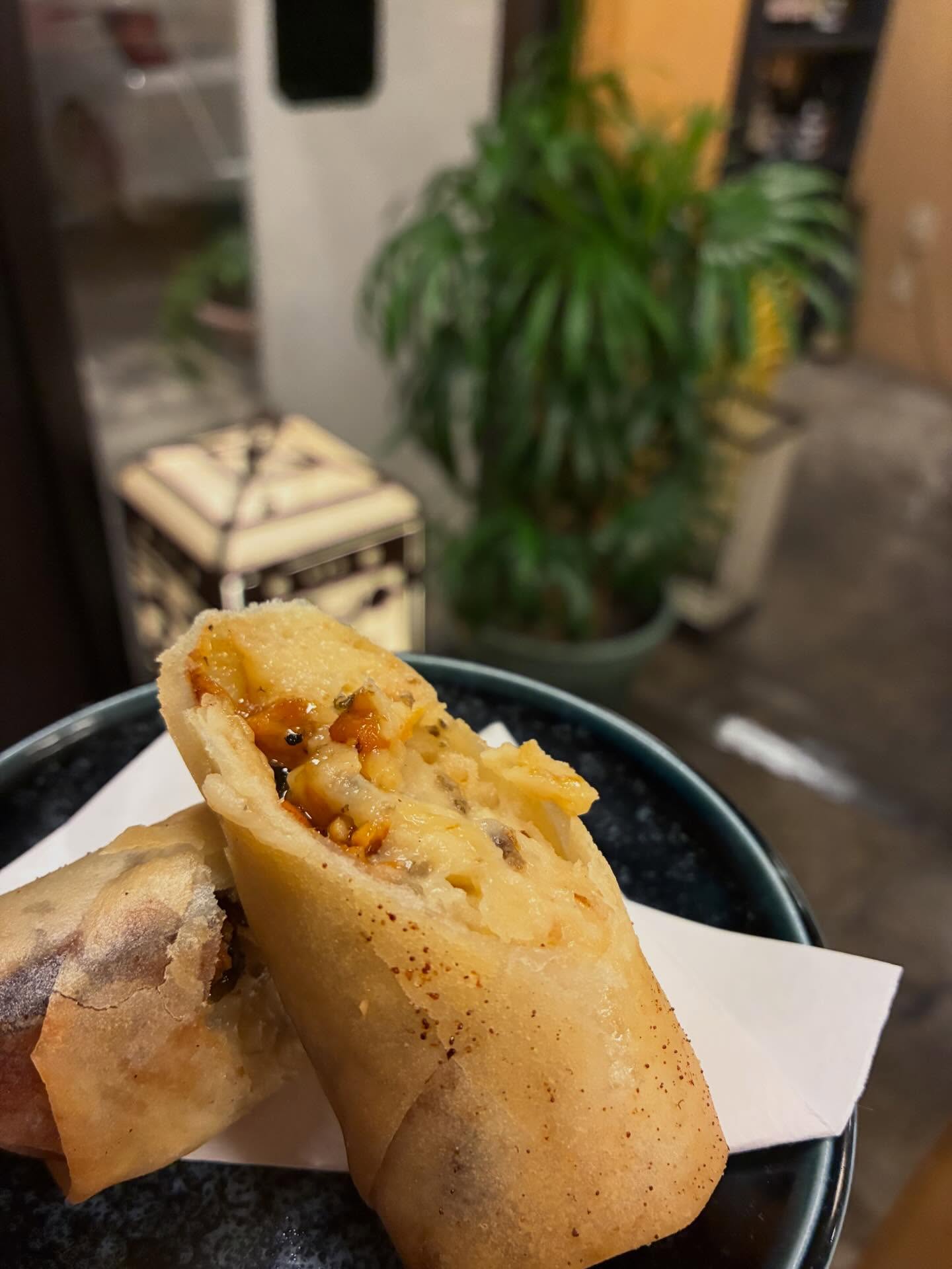 ほっこりする一品、できました。
クリームのコクに鰻の香ばしさが重なる鰻クリーム春巻き。
⁡外はパリッと、中はとろ〜り濃厚。
ひと口で広がる香ばしさと贅沢な余韻を、ぜひ。