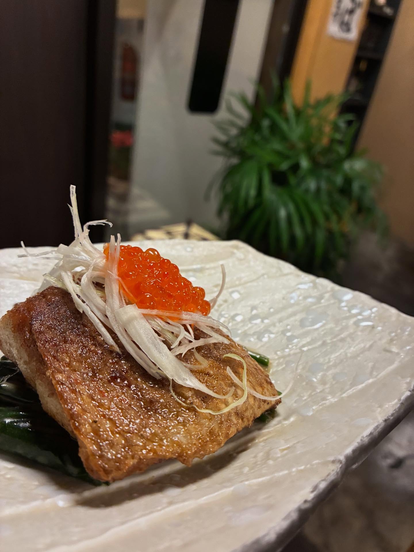 美味しい魚の食べ方って色々あると思いますが、そのうちの1つバター焼きって最高ですよね。
その中でも王道の真鯛を使ったポワレぜひ手かげて見たので食べてみてください
皮面のパリパリ具合いい感じに仕上げます(*•̀ᴗ•́*)