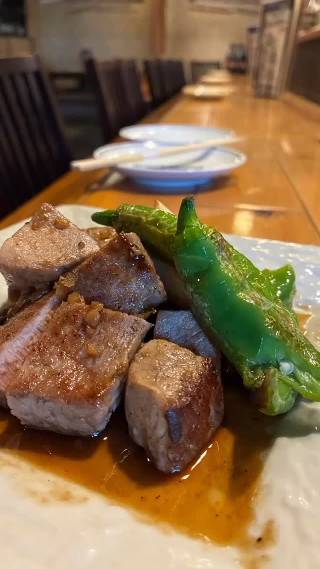 豚ヒレ肉を使った酢豚
酢豚って言ったら揚げてあってタレと絡める感じですがこれは違います️
ヒレ肉を優しく火にかけじっくりと焼き、特製タレをかけて食べるスタイルなので上品な1品に仕上がりました 
ぜひお試しあれ