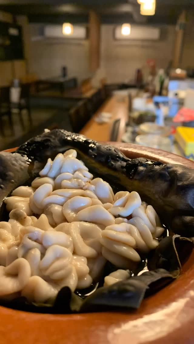 〆白子の昆布焼き。

昆布の旨みをたっぷりまとわせ、
余計なことはせず、じっくり火入れ。
とろりとした白子の甘みと、
昆布の塩味と香りが静かに重なる1皿
日本酒のあてに最高です。

本日のおすすめです。