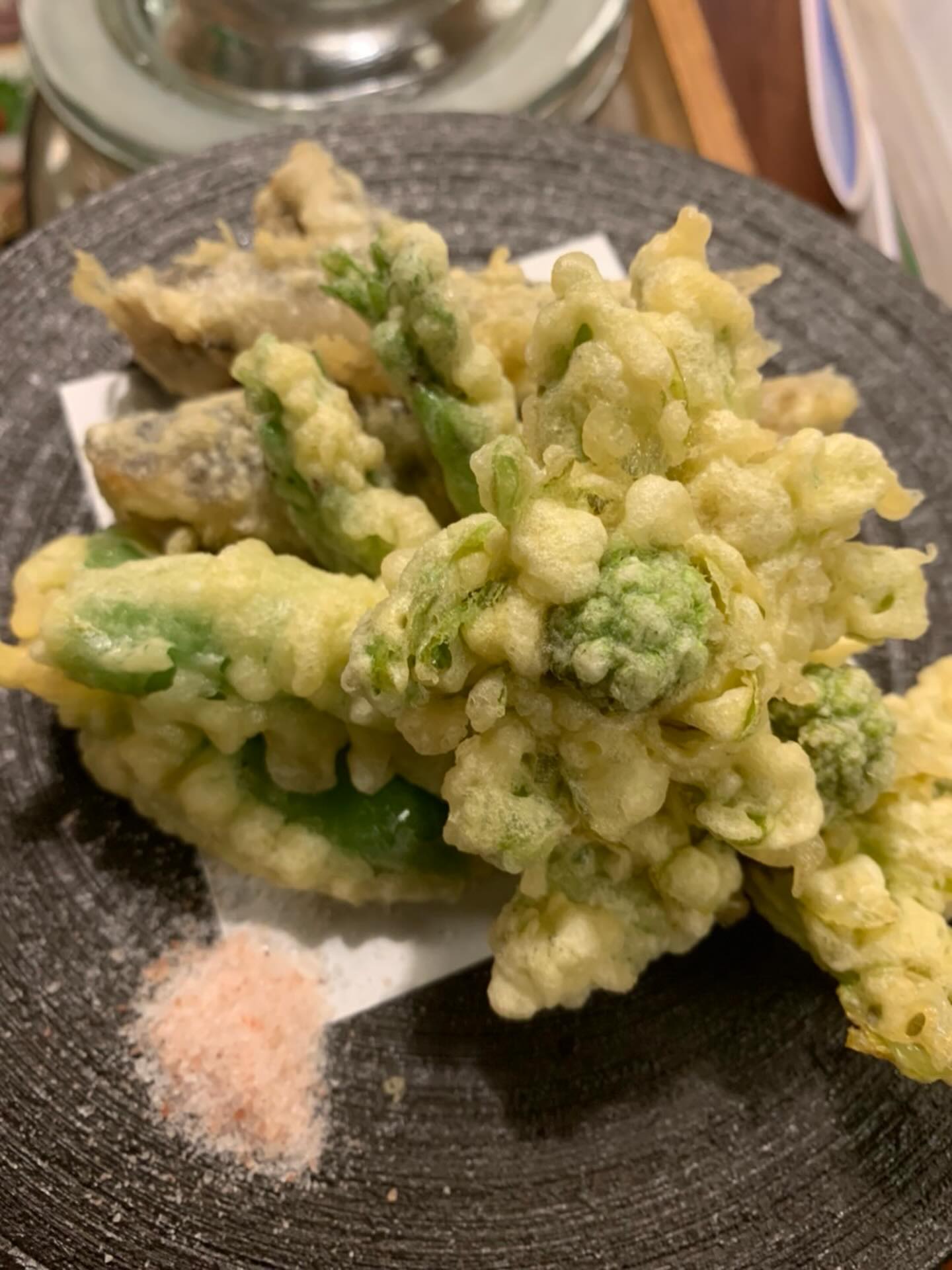 春の天ぷら、揚がりました。

ほろ苦さが目を覚ます
ふきのとう
みずみずしく香る
うど
春の王道
タラの芽

冬の名残と春のはじまりが、衣の中でふわっと交差する一皿。
この季節だけの香りと苦味、ぜひ味わってみてください。⁡