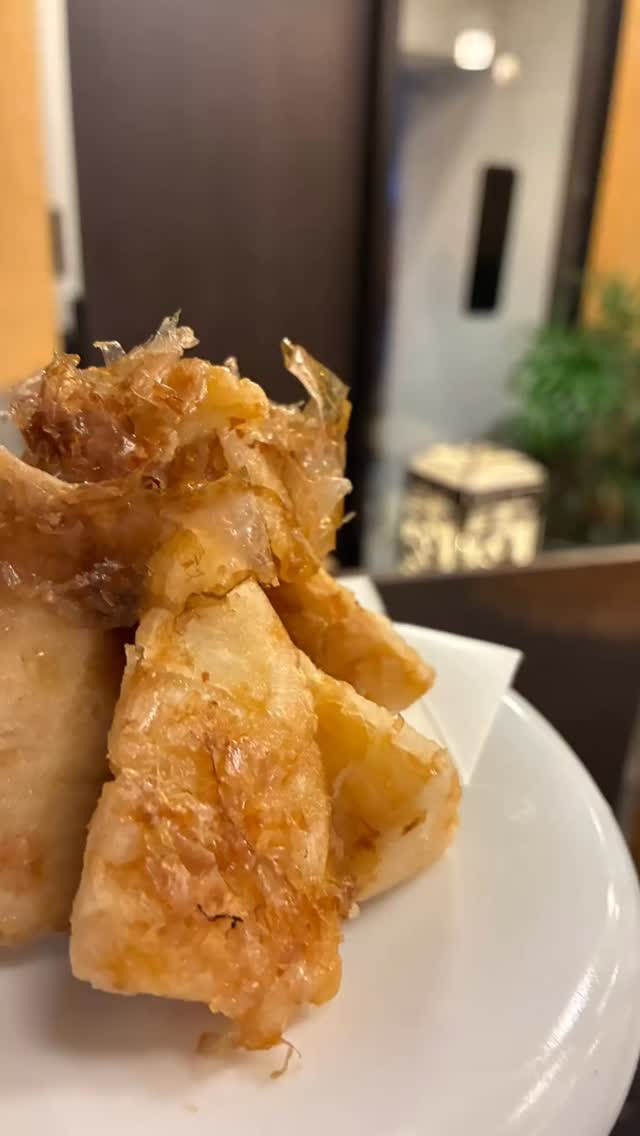 この時期になるとつい作っちゃうんですよね
たけのこ土佐揚げ
春のたけのこを、外はカリッと香ばしく。
仕上げにたっぷりの鰹節をまとわせて、
噛むほどに旨みが広がる一品に。

これはもう、日本酒でゆっくりいきたいやつです。⁡