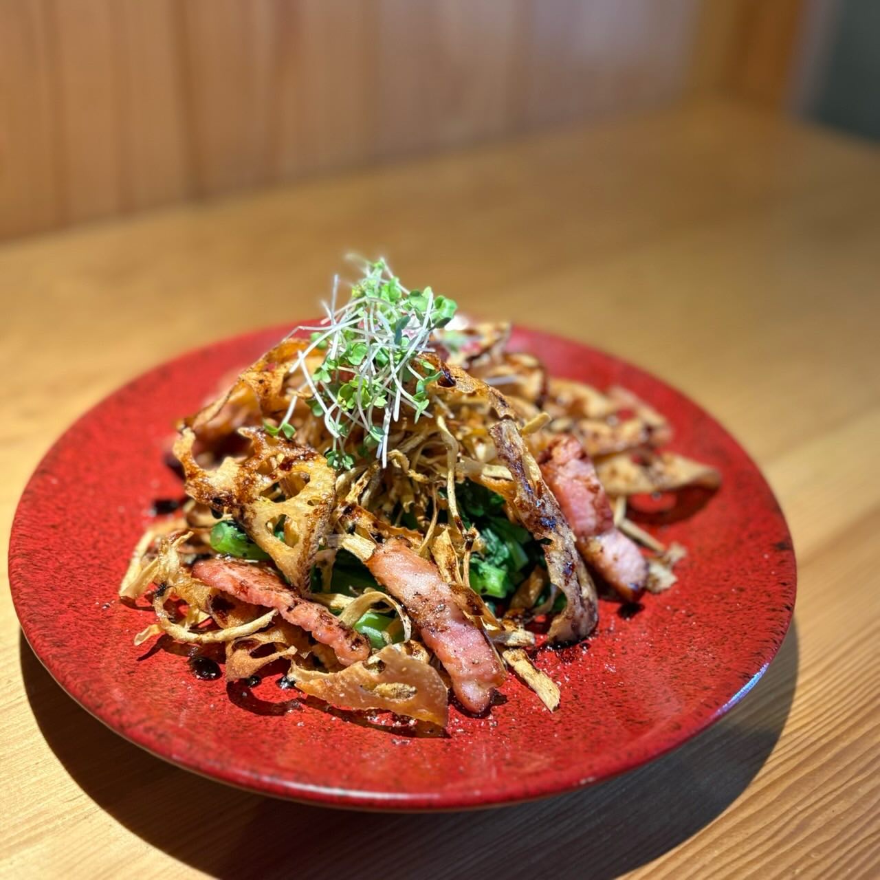 かき菜と根菜のカリカリ
~バルサミコソース~

さっとボイルしたかき菜にカリカリに揚げた蓮根と牛蒡、ベーコンをのせ自家製のバルサミコソースで仕上げた前菜です

かき菜の優しい苦味、根菜とベーコンの旨味をバルサミコソースの酸味が程よく締めてくれてます

是非キンキンに冷えたビールと一緒にお召し上がり下さい♪