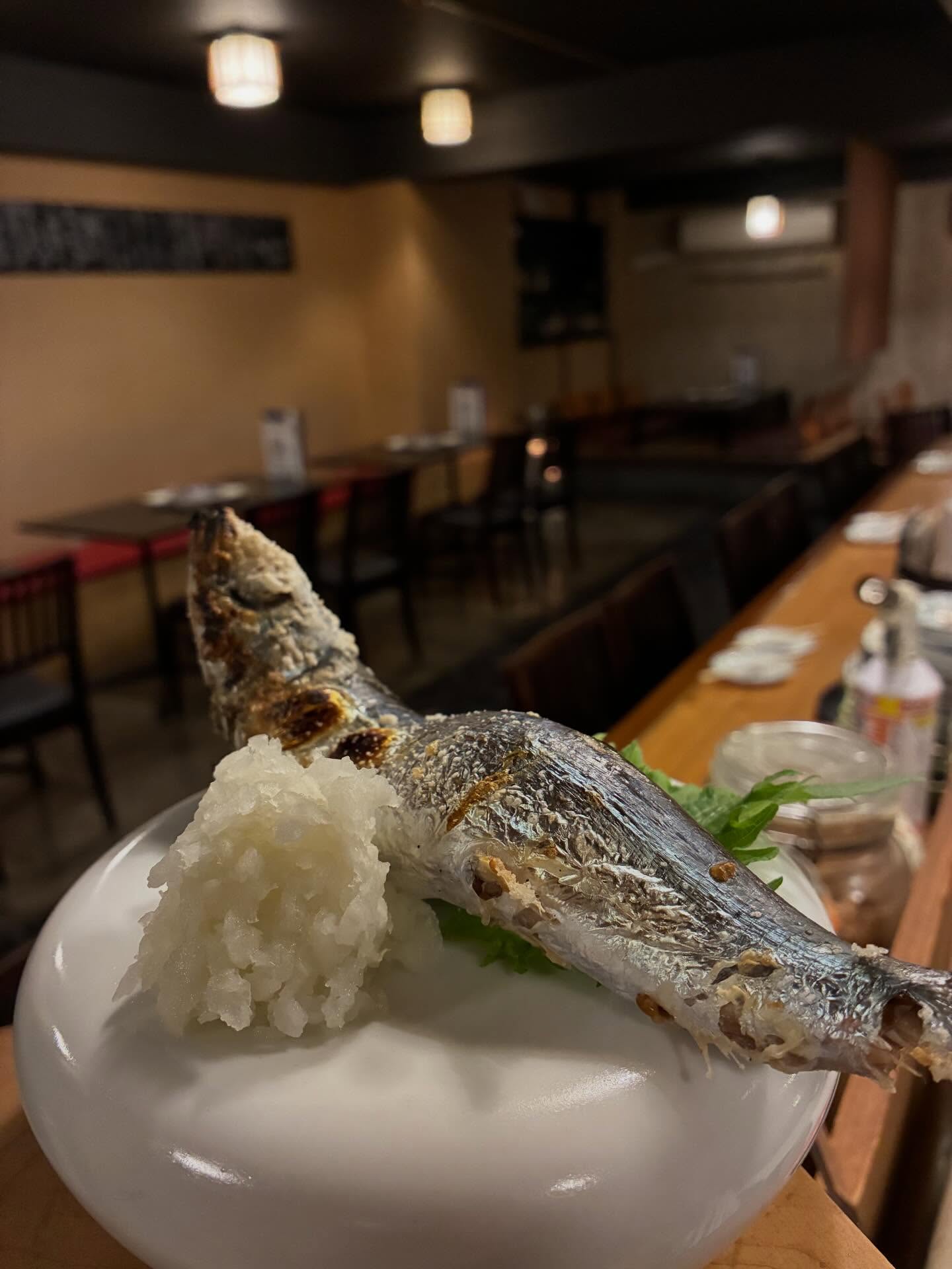 ウルメイワシの塩焼き。
皮はパリッと、身はふっくら。

噛むほどに広がるいわしの旨味と脂。
たっぷりの大根おろしでさっぱりと。

日本酒にも、ビールにも合う一尾です。